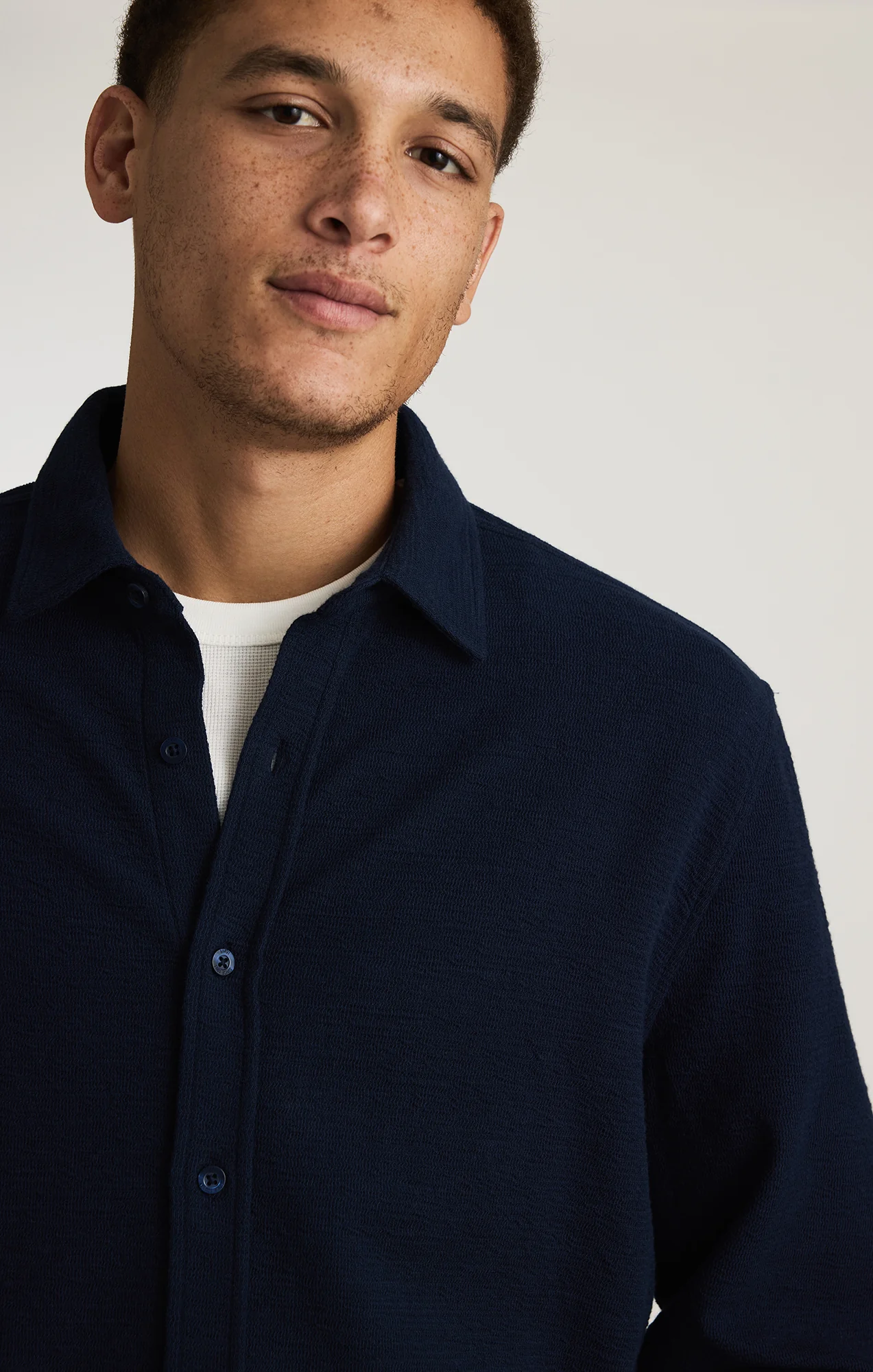 LONG SLEEVE BUTTON-UP SHIRT IN BLACK IRIS - Image 4