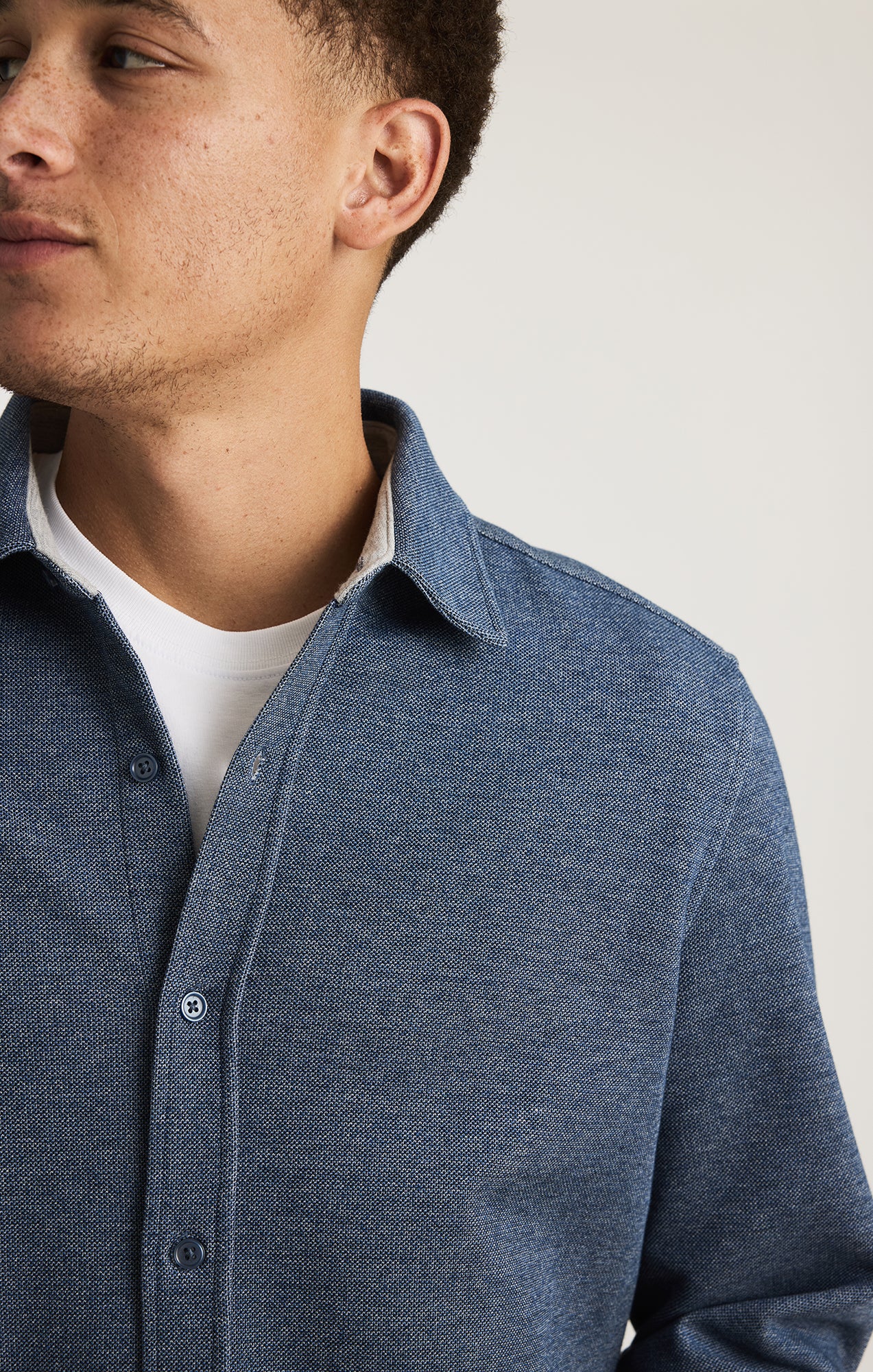 LONG SLEEVE BUTTON-UP SHIRT IN DARK DENIM - Image 4