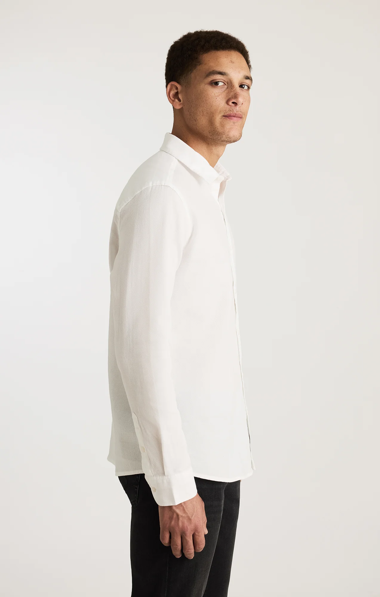 LONG SLEEVE BUTTON-UP SHIRT IN WHITE - Image 2