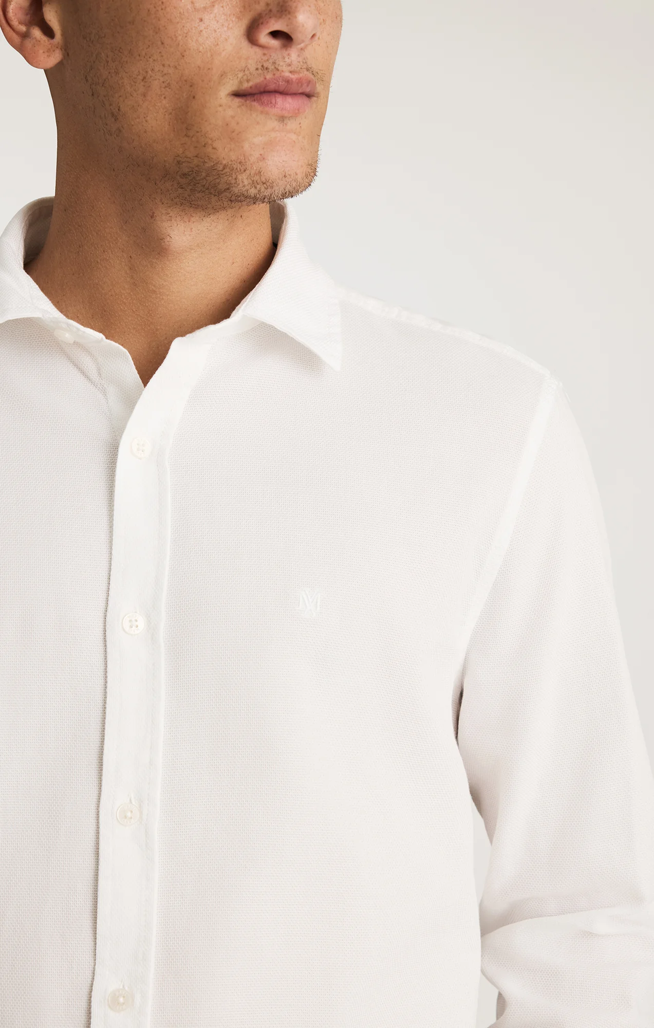 LONG SLEEVE BUTTON-UP SHIRT IN WHITE - Image 4