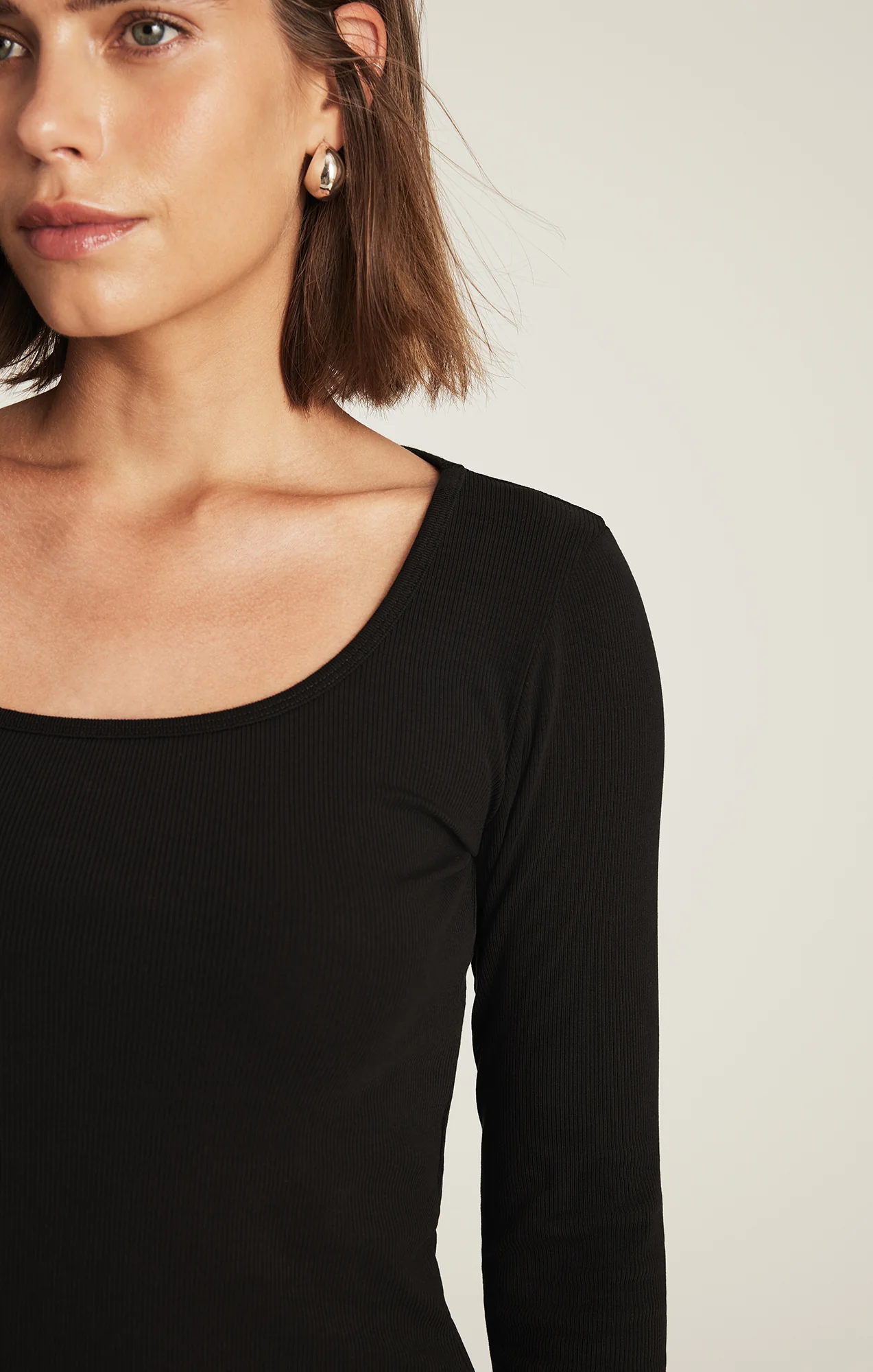 SOFIA RIBBED SQUARE NECK T-SHIRT IN BLACK - Image 4