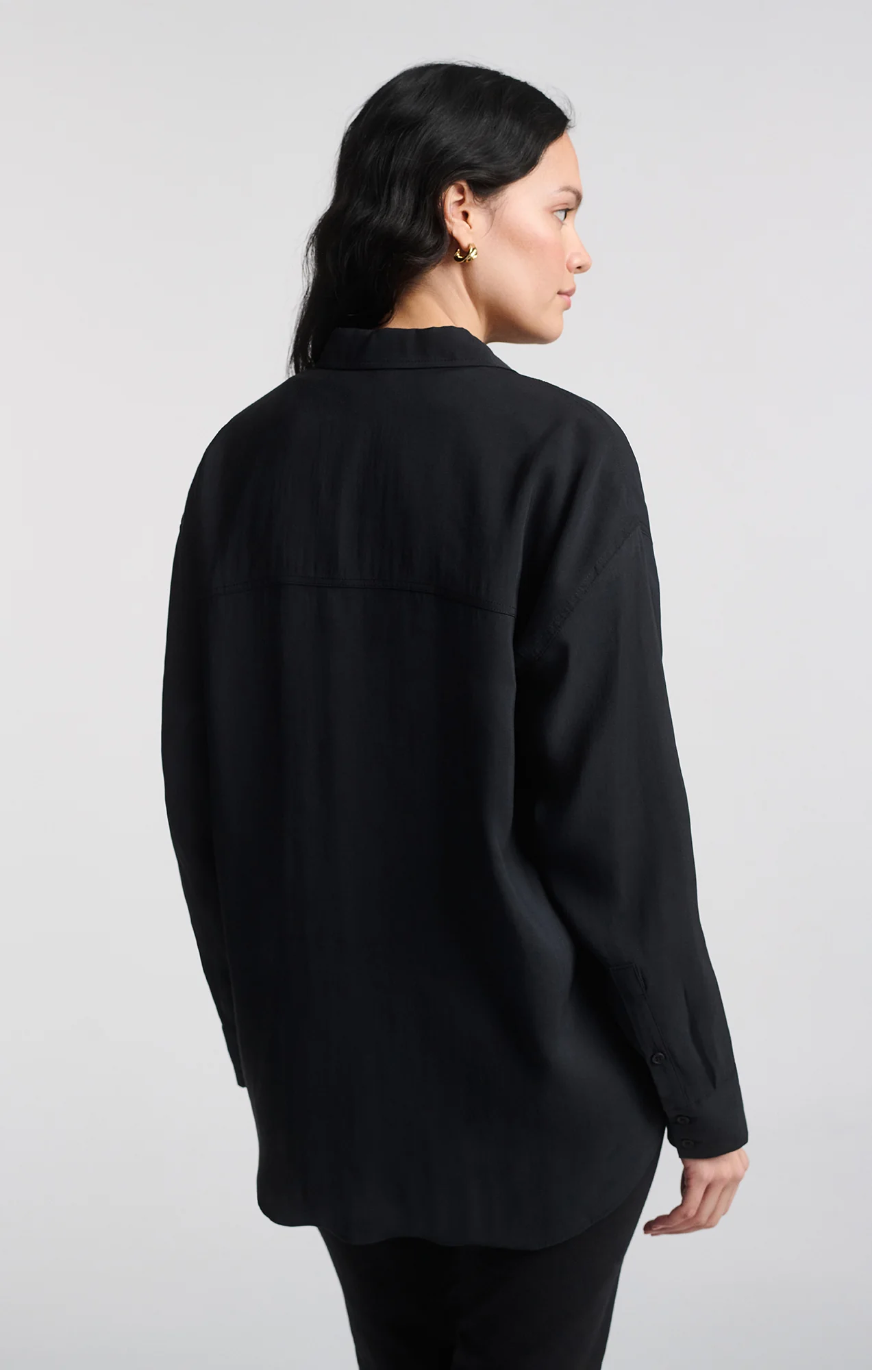 LUXE TOUCH BUTTON-UP SHIRT IN BLACK - Image 3