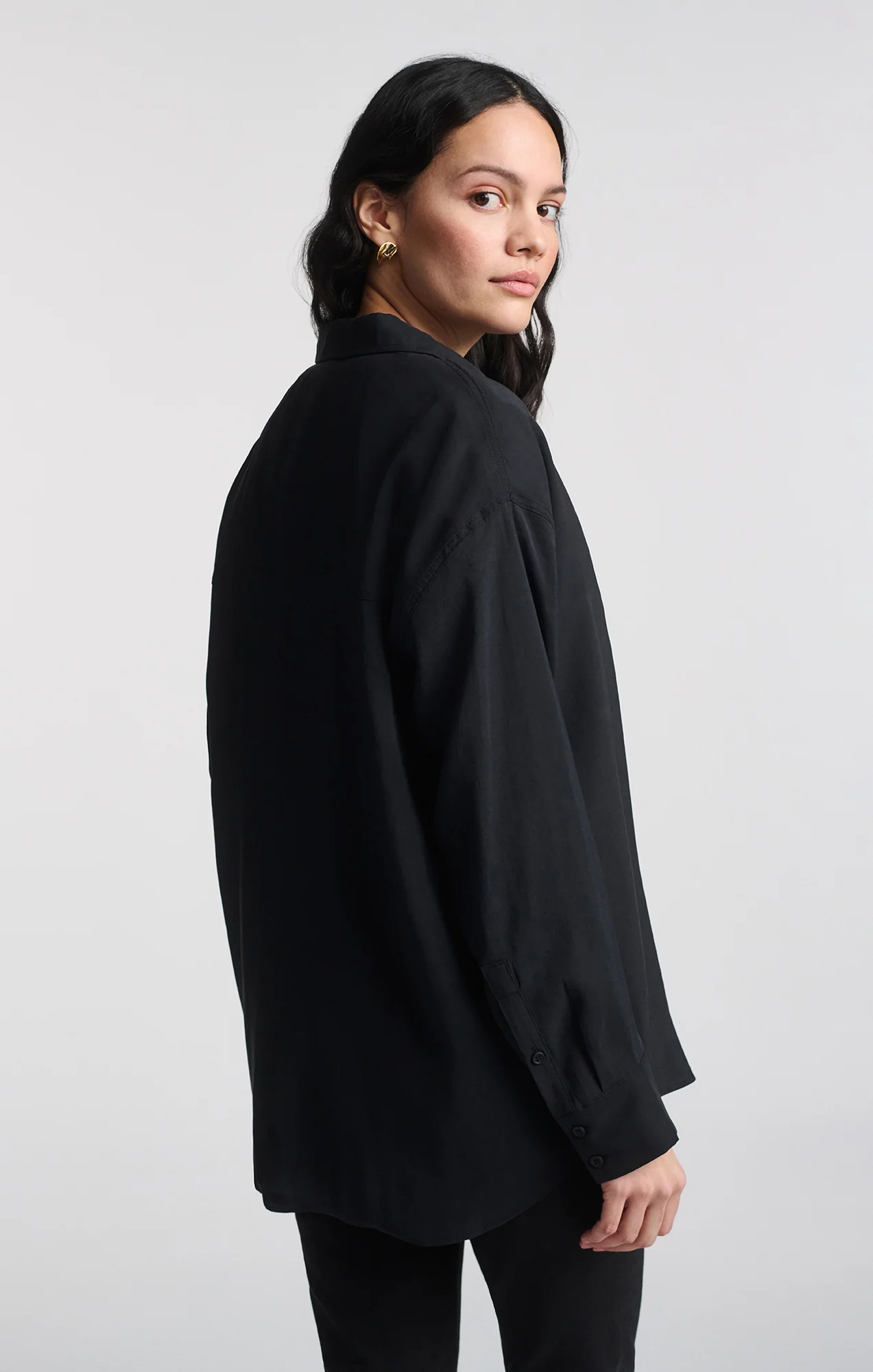 LUXE TOUCH BUTTON-UP SHIRT IN BLACK - Image 5