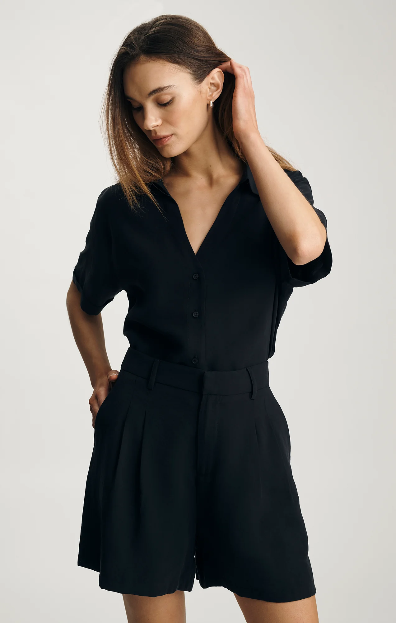 LUXE TOUCH PLEATED SHORTS IN BLACK - Image 4