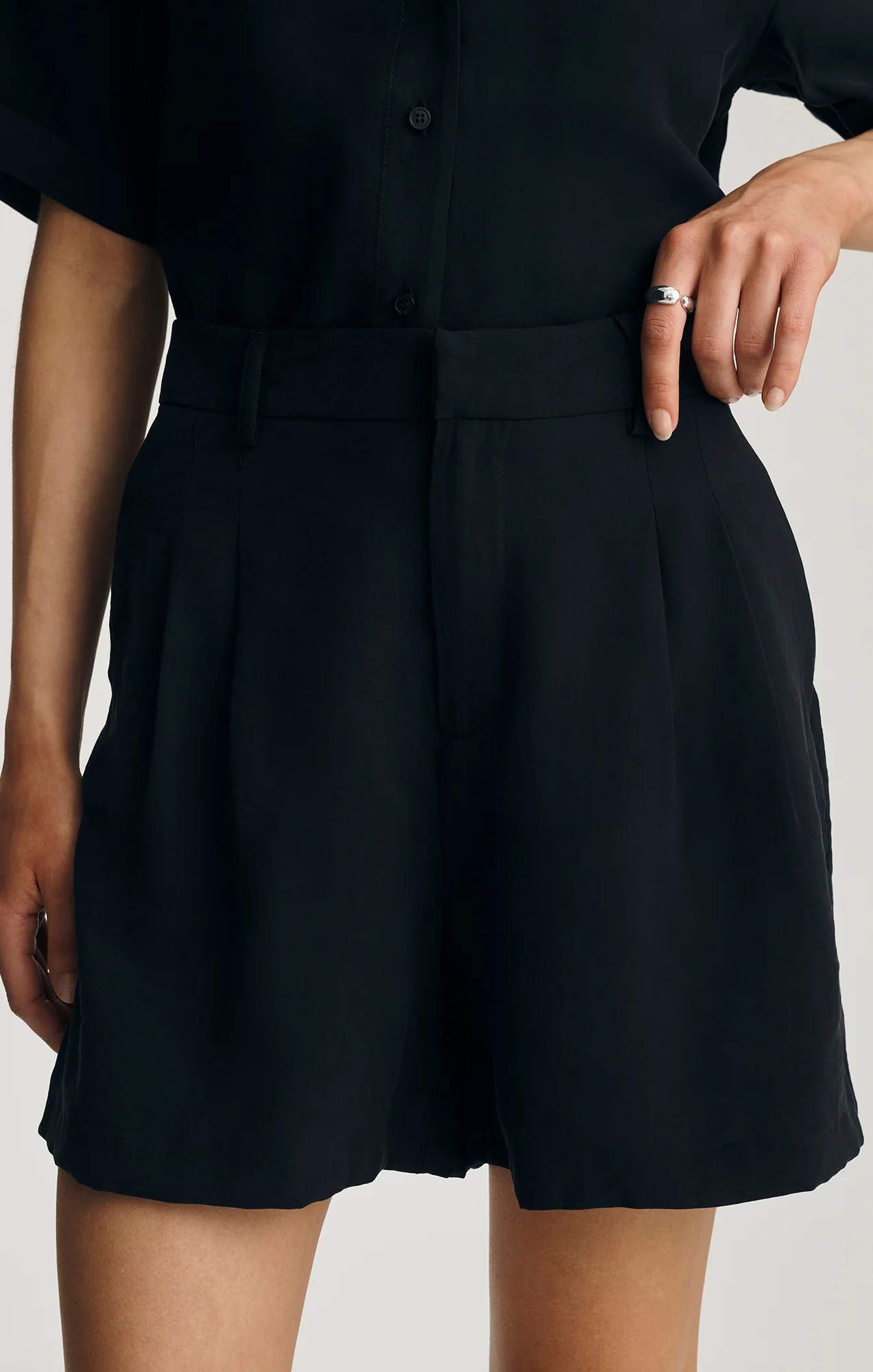 LUXE TOUCH PLEATED SHORTS IN BLACK - Image 5