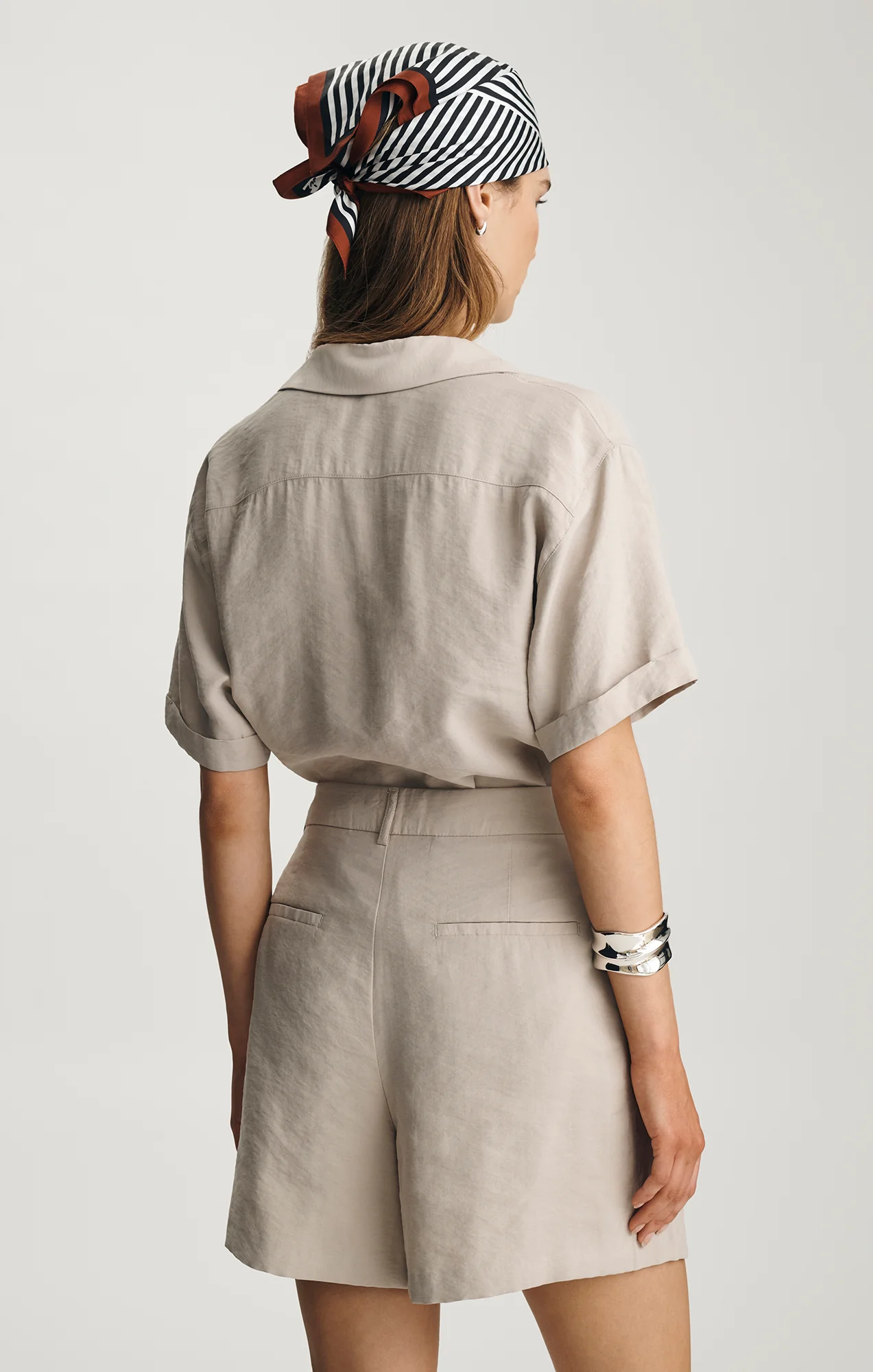 LUXE TOUCH PLEATED SHORTS IN OYSTER GRAY - Image 4