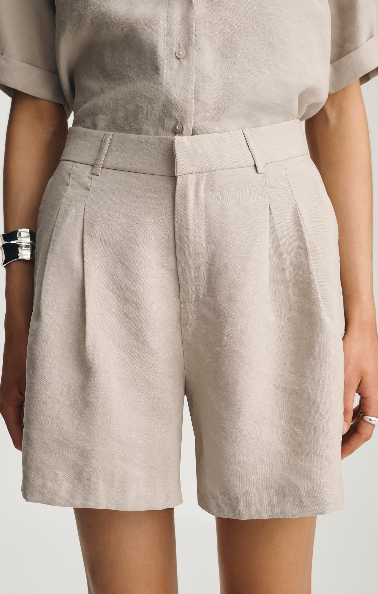 LUXE TOUCH PLEATED SHORTS IN OYSTER GRAY - Image 5