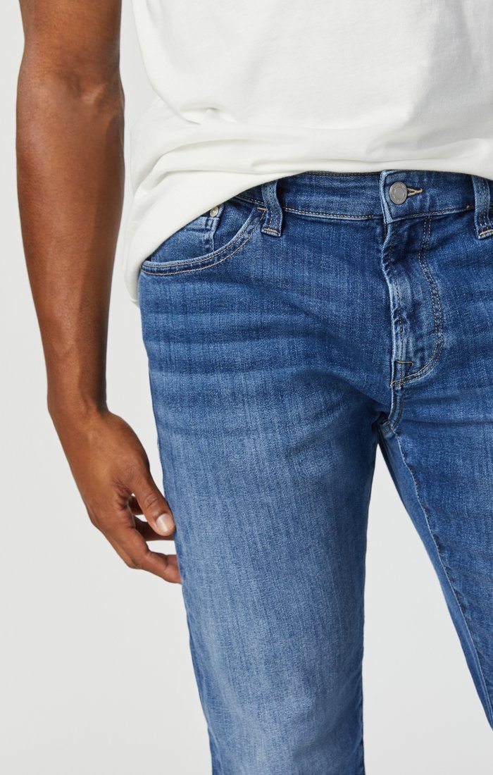 MARCUS SLIM STRAIGHT LEG JEANS IN MID FOGGY FEATHER BLUE - Image 4