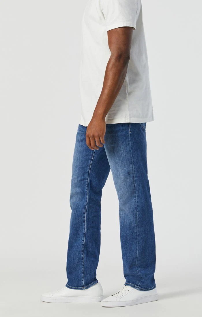 MARCUS SLIM STRAIGHT LEG JEANS IN MID FOGGY FEATHER BLUE - Image 5