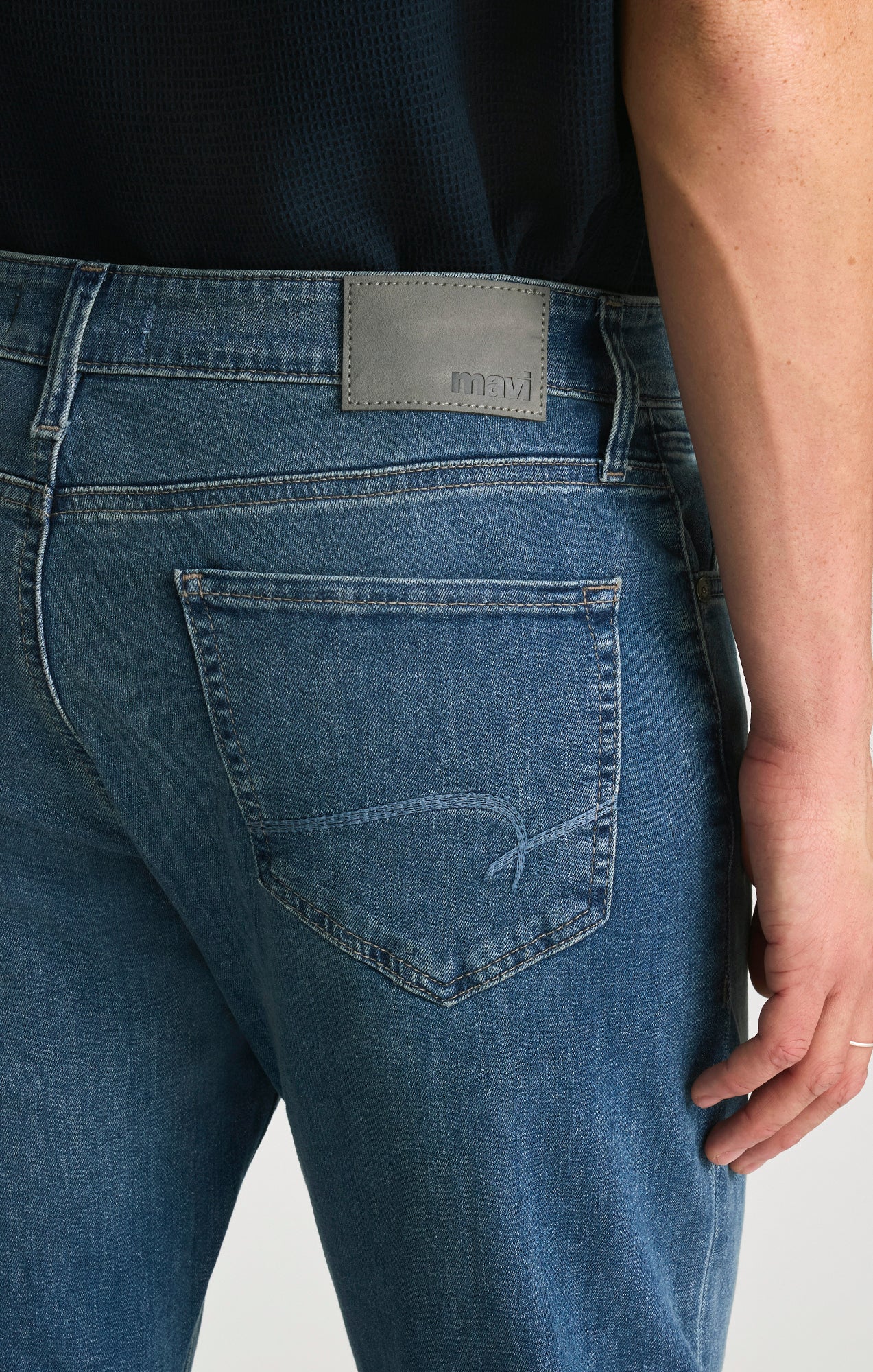 MATT RELAXED STRAIGHT LEG IN MID INDIGO BRUSHED WILLIAMSBURG - Image 6