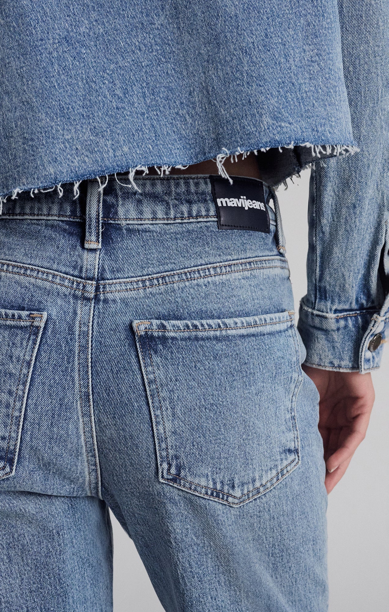 NEW YORK STRAIGHT LEG IN MID EMBELLISHED DENIM - Image 4
