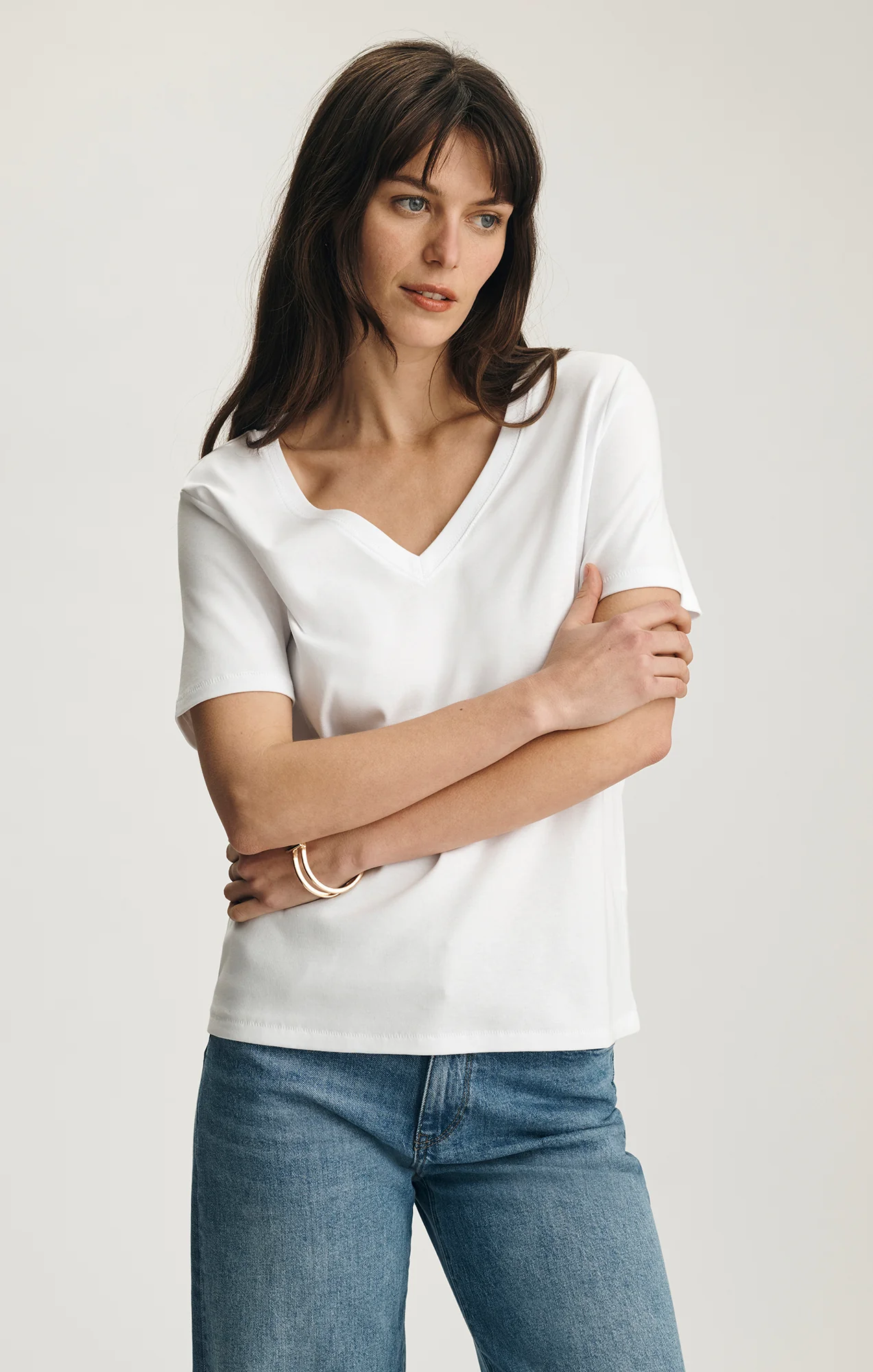 OLIVIA V-NECK T-SHIRT IN WHITE