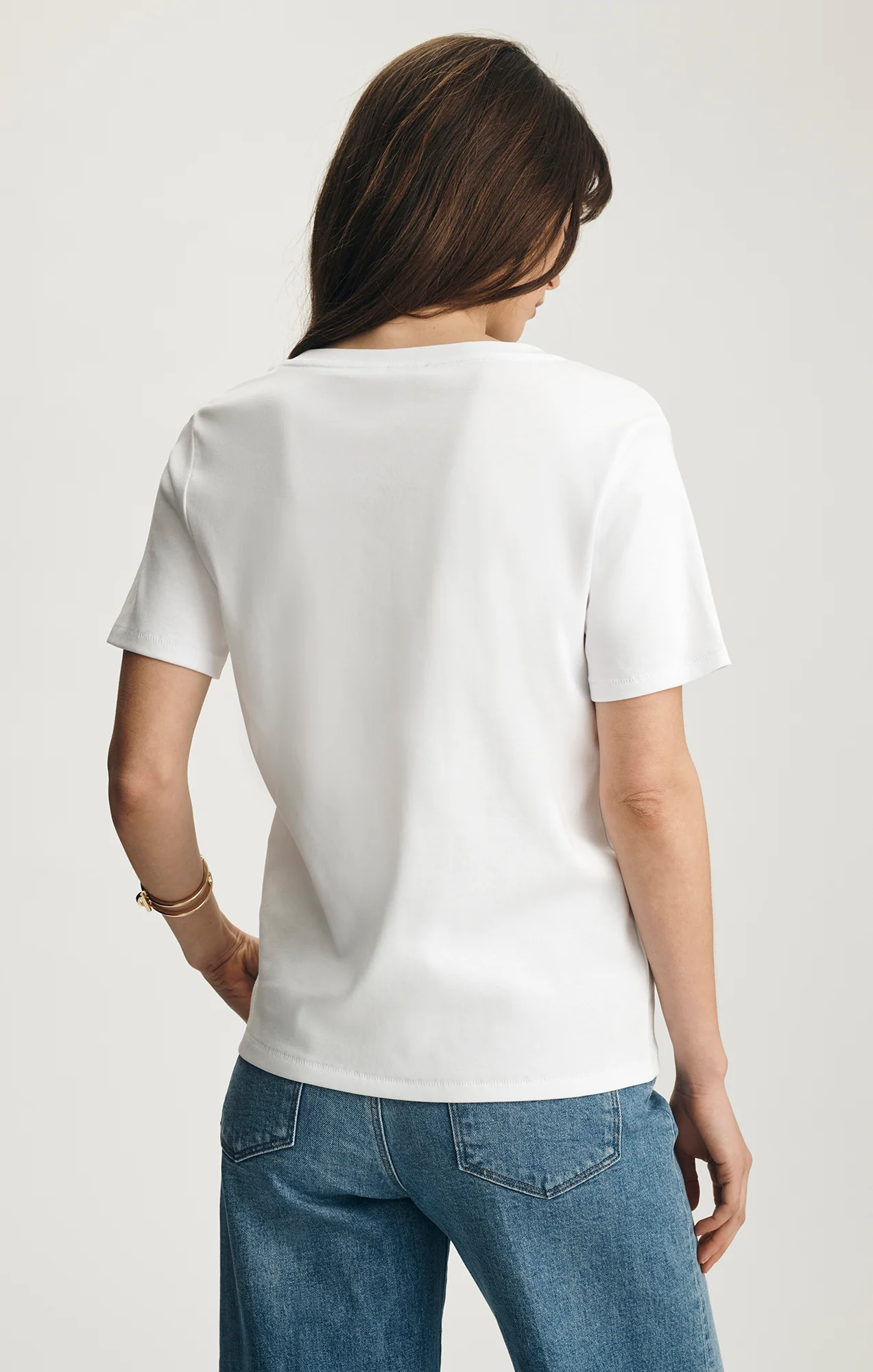 OLIVIA V-NECK T-SHIRT IN WHITE - Image 2