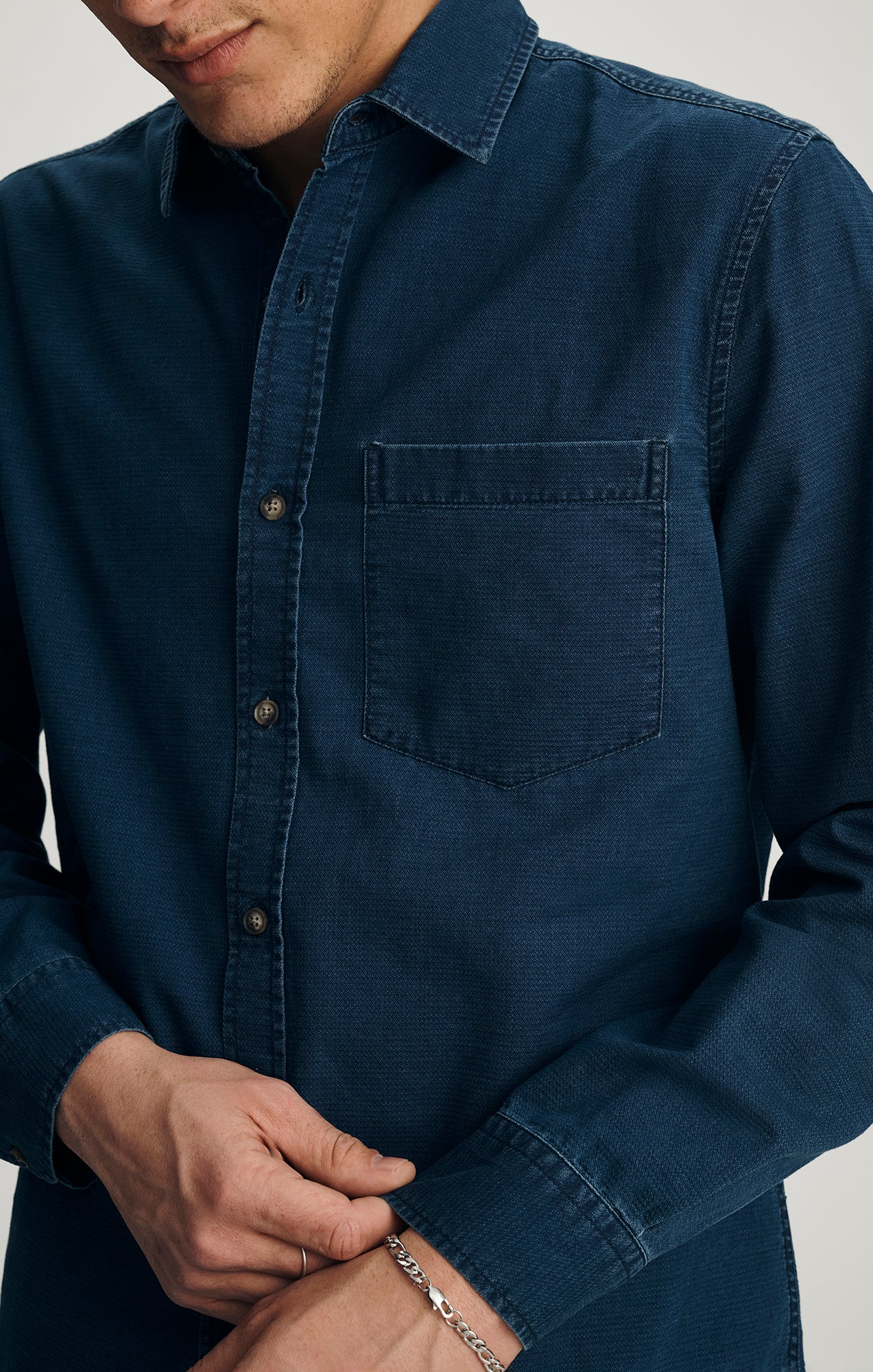 ONE POCKET BUTTON-UP SHIRT IN INDIGO - Image 2