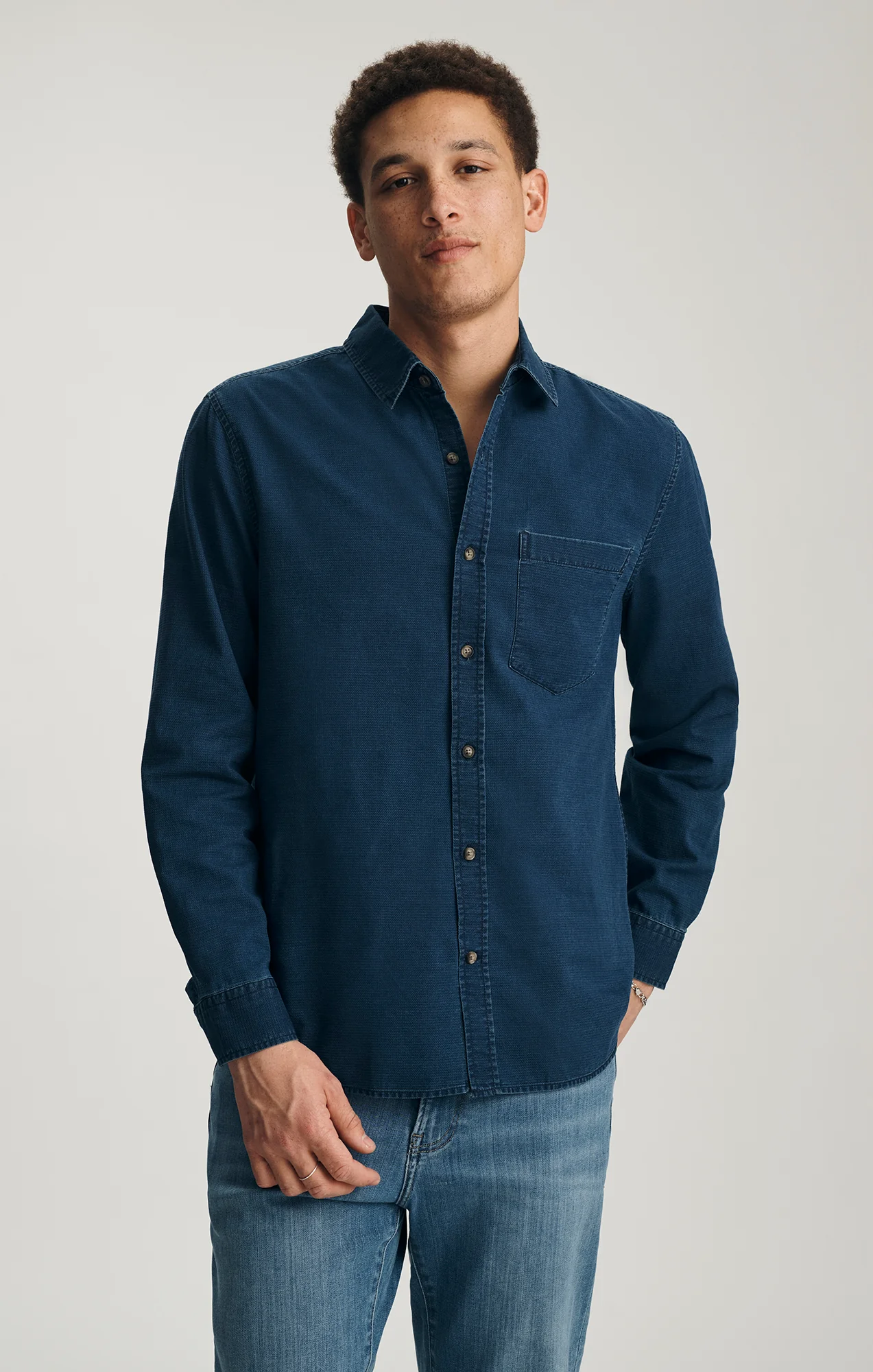 ONE POCKET BUTTON-UP SHIRT IN INDIGO - Image 4