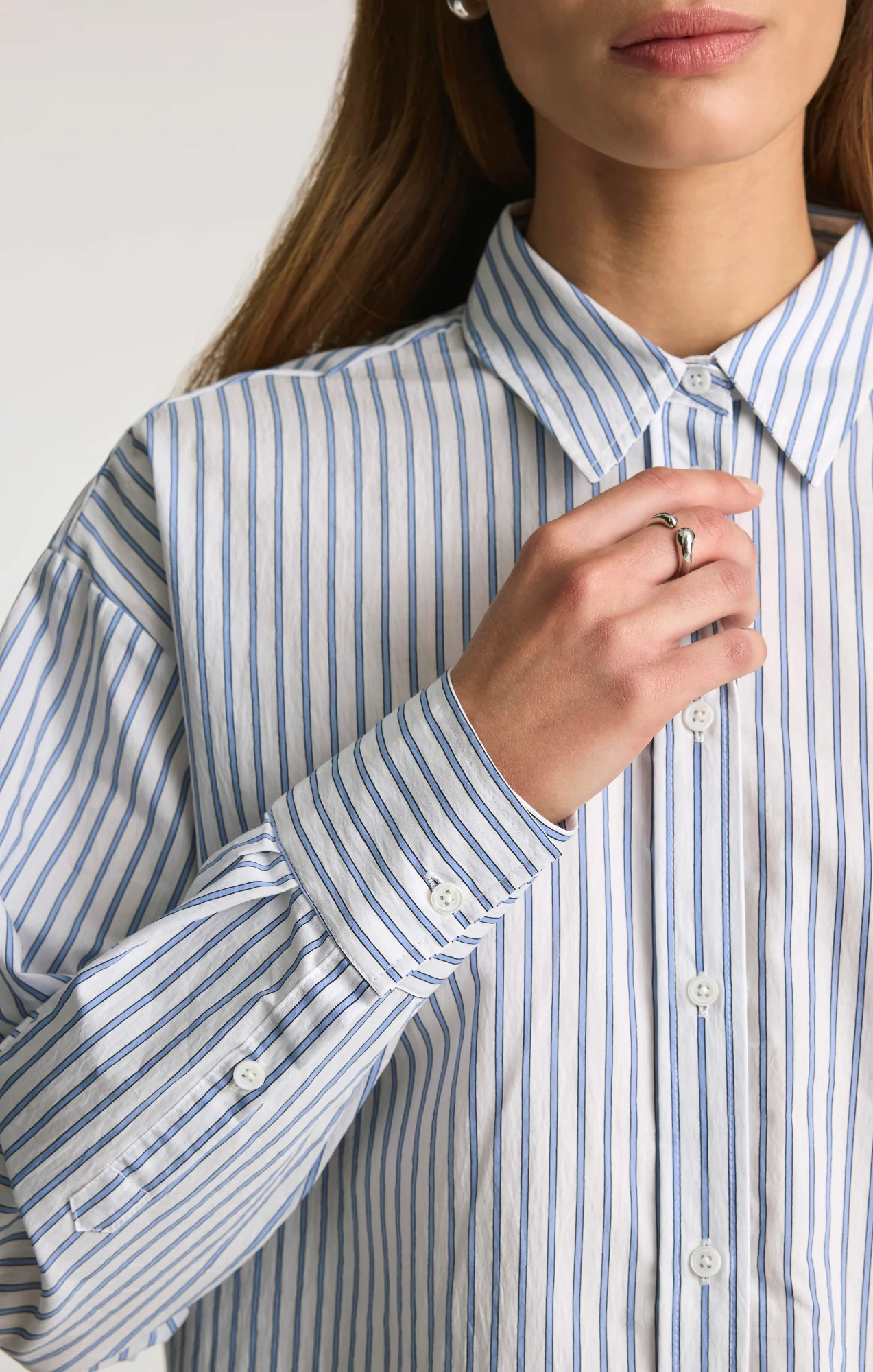 OVERSIZED BUTTON-UP SHIRT IN BLUE STRIPED - Image 4