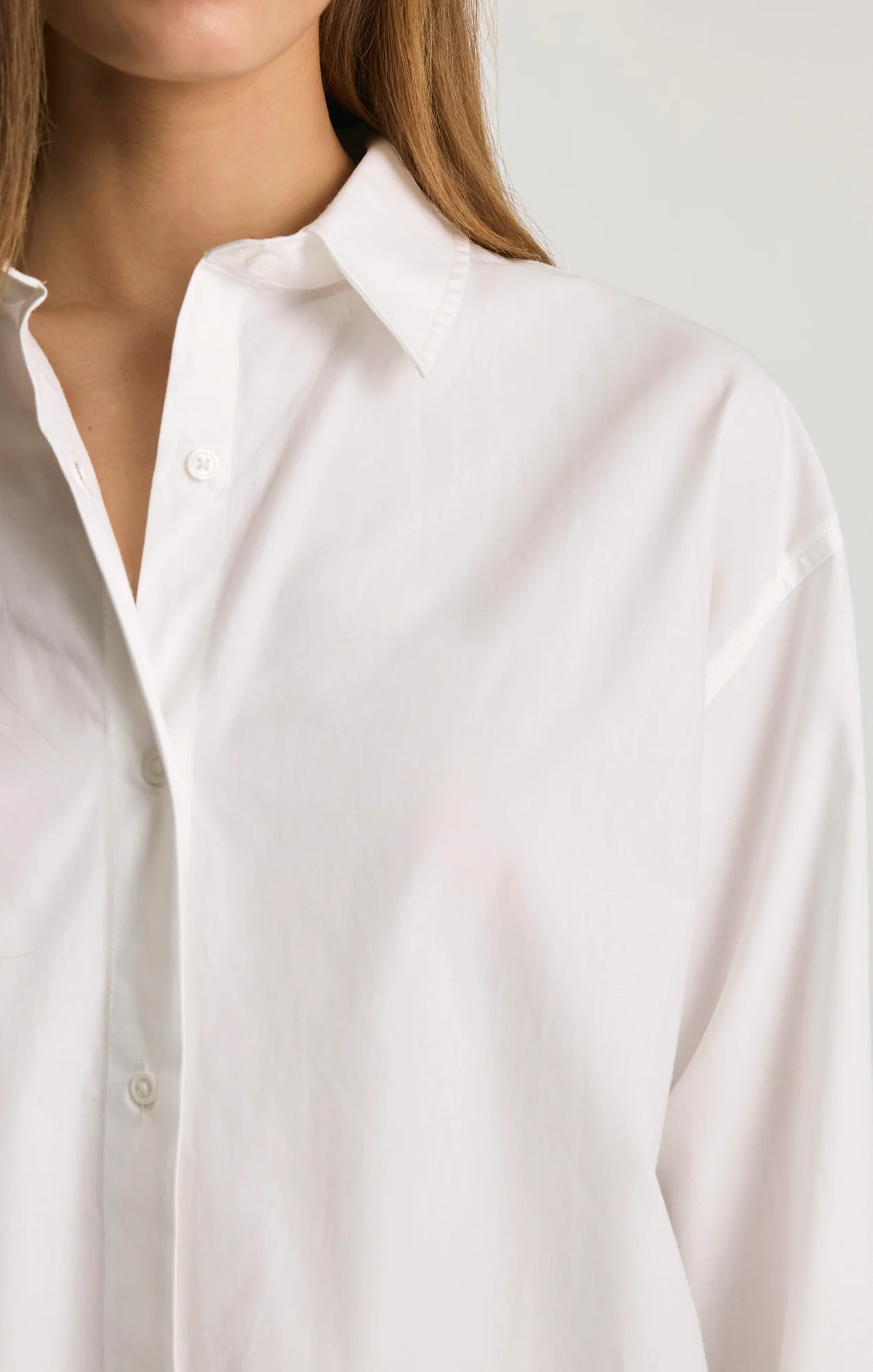 OVERSIZED BUTTON-UP SHIRT IN WHITE - Image 4