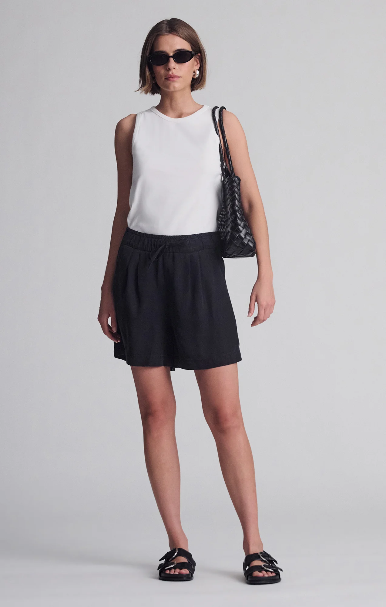 PENNY PLEATED SHORTS IN BLACK USED GOLD