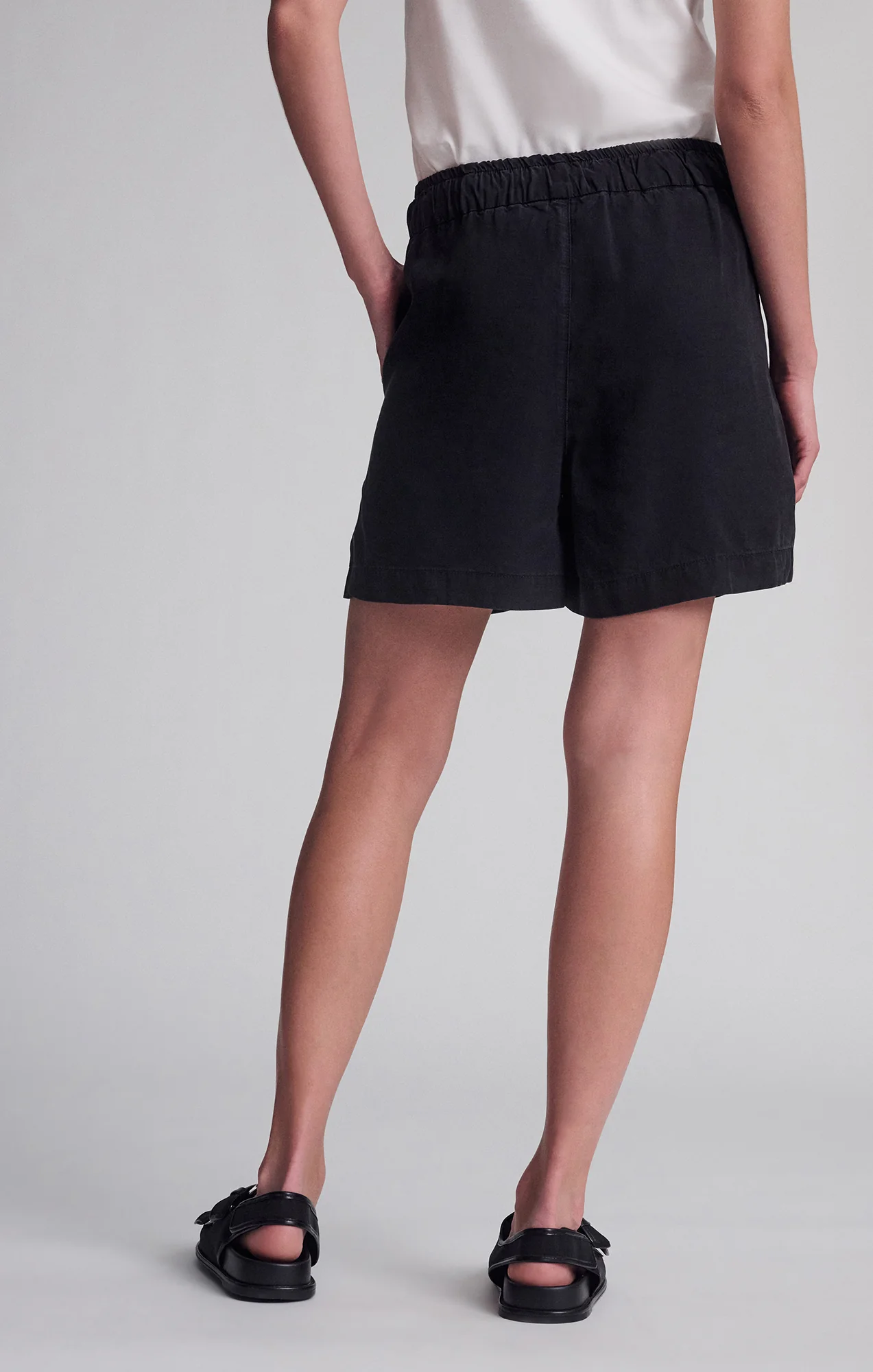 PENNY PLEATED SHORTS IN BLACK USED GOLD - Image 4