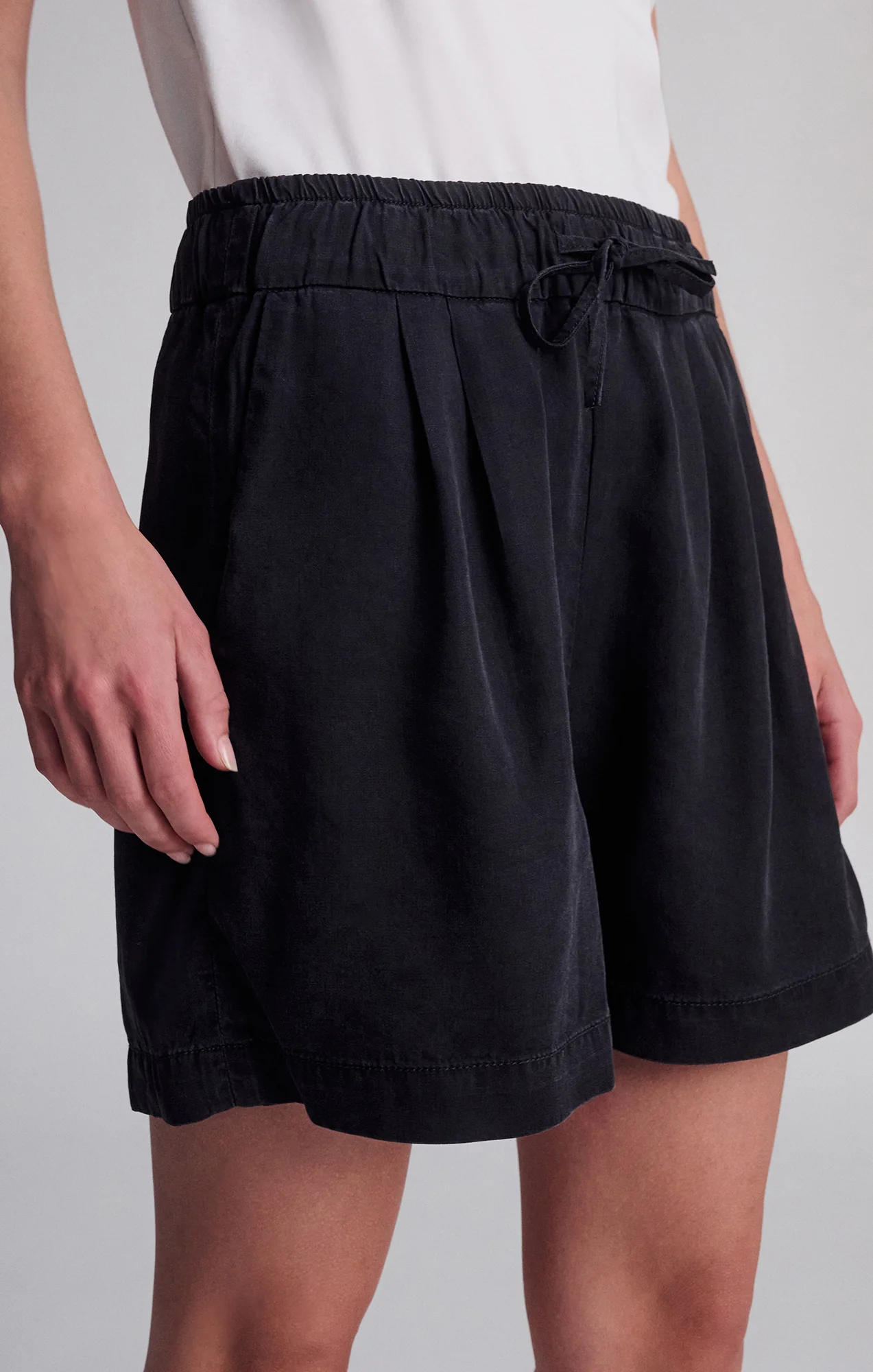 PENNY PLEATED SHORTS IN BLACK USED GOLD - Image 6