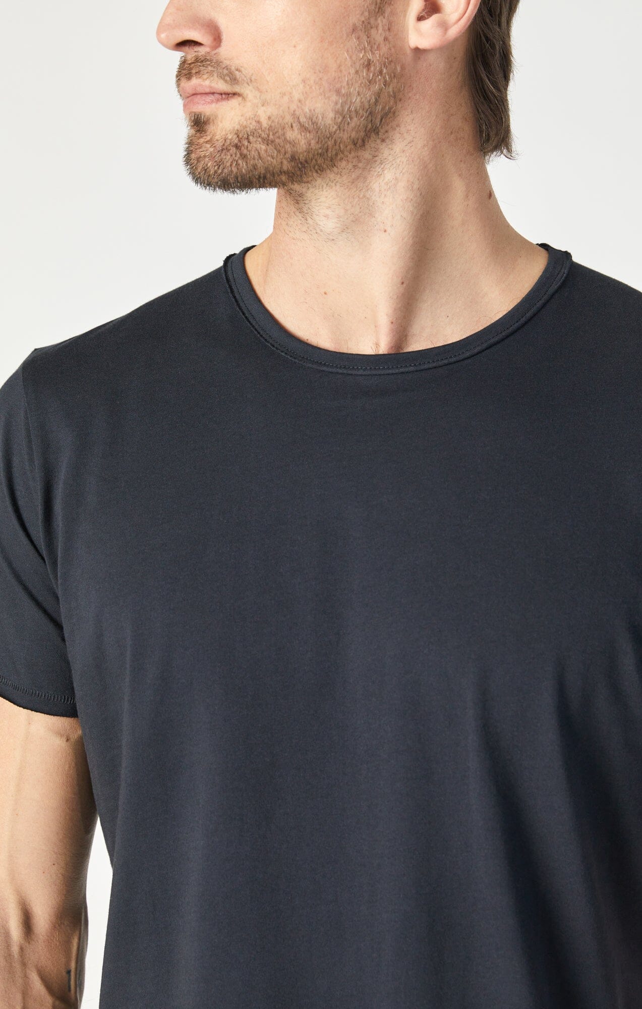 RAW EDGE NECK T-SHIRT IN BLACK - Image 5