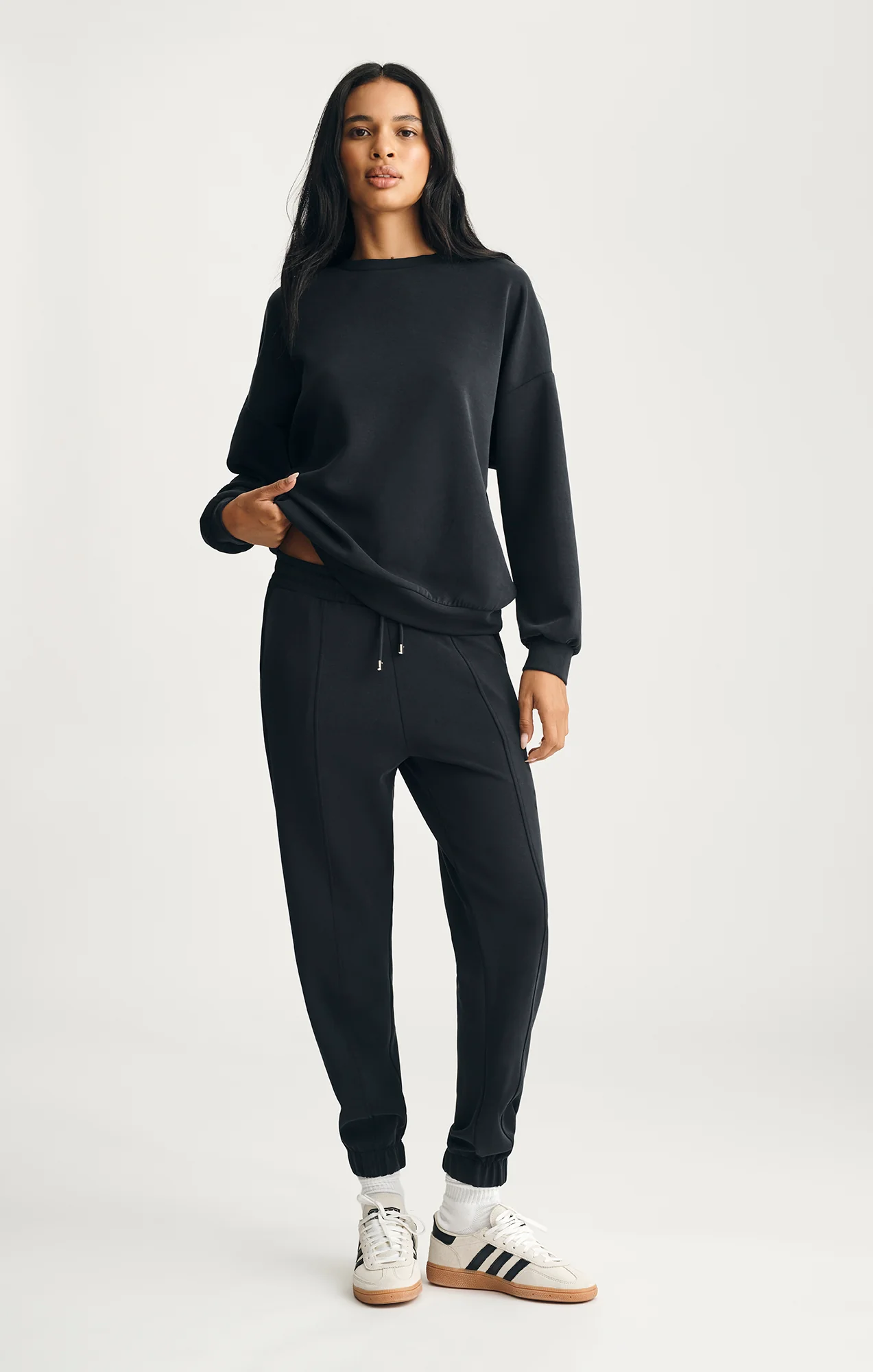 LUXE TOUCH TENCEL™ SWEATSHIRT IN BLACK - Image 5