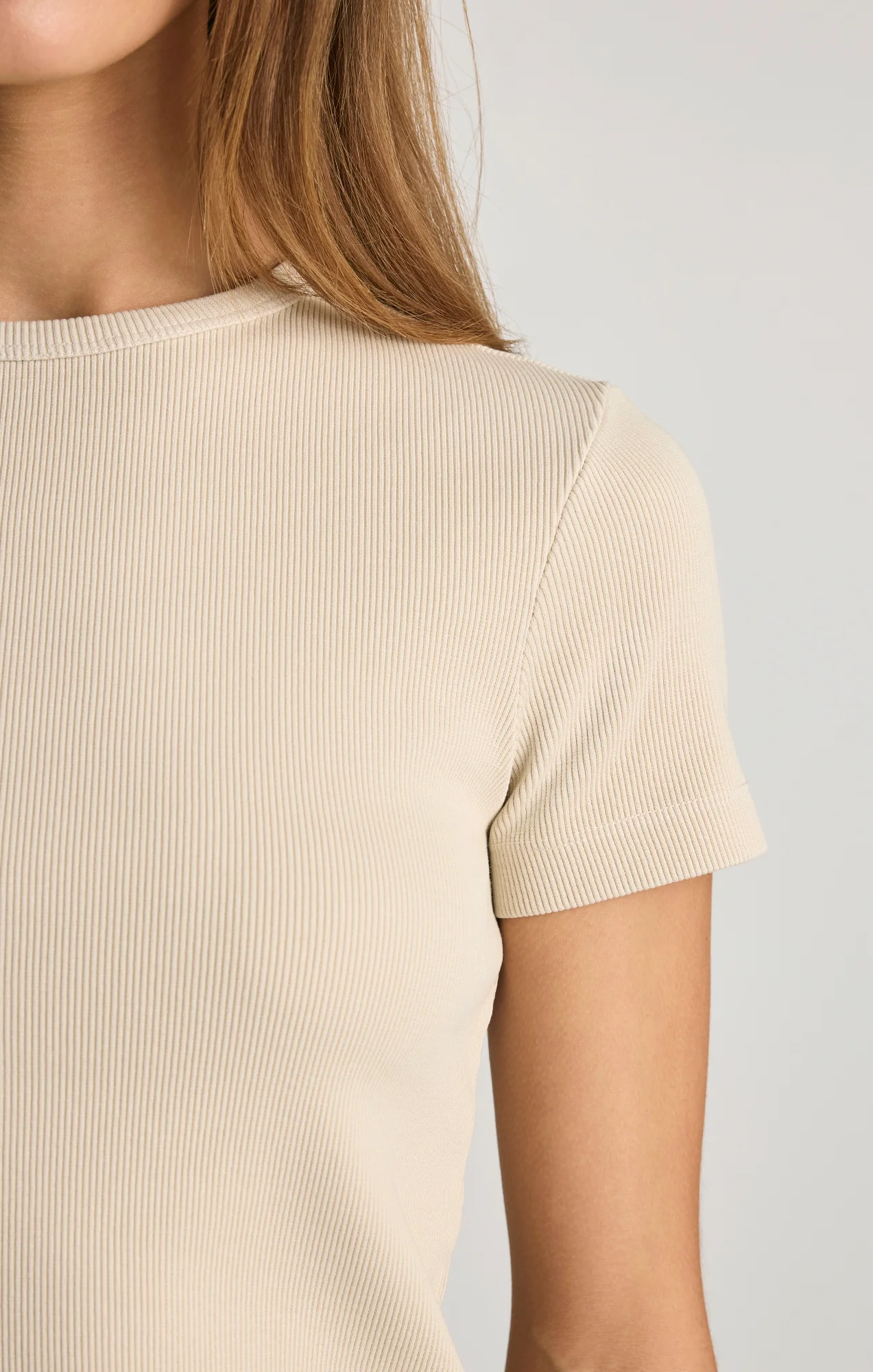 RIBBED CREW NECK T-SHIRT IN OYSTER GRAY - Image 4