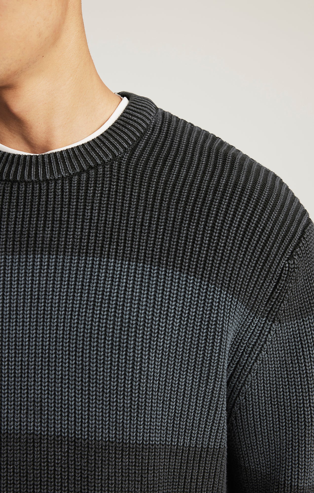 CREW NECK SWEATER IN RAVEN - Image 4