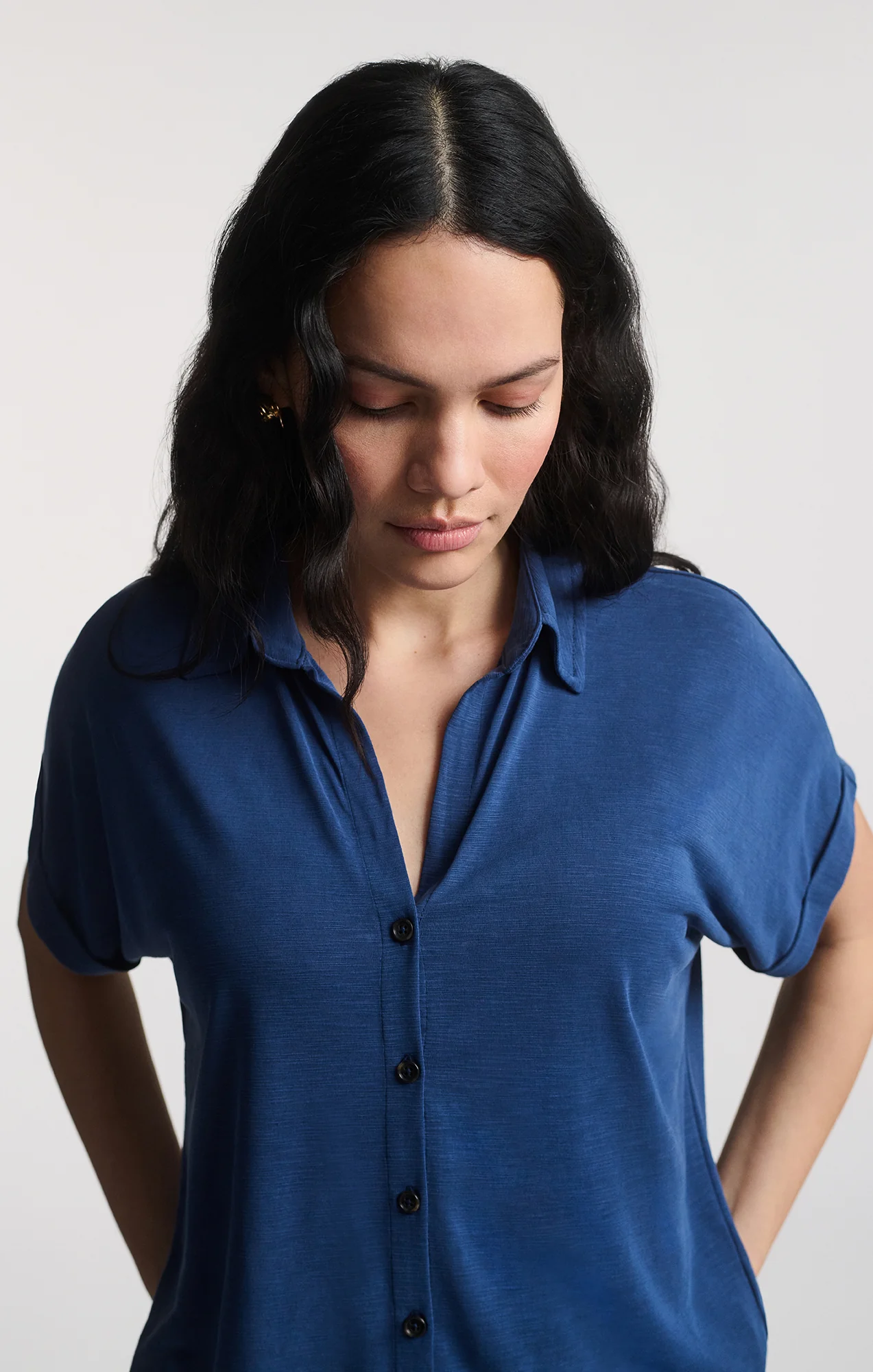 LUXE TOUCH TENCEL™ BUTTON-UP T-SHIRT IN MEDIEVAL BLUE - Image 3