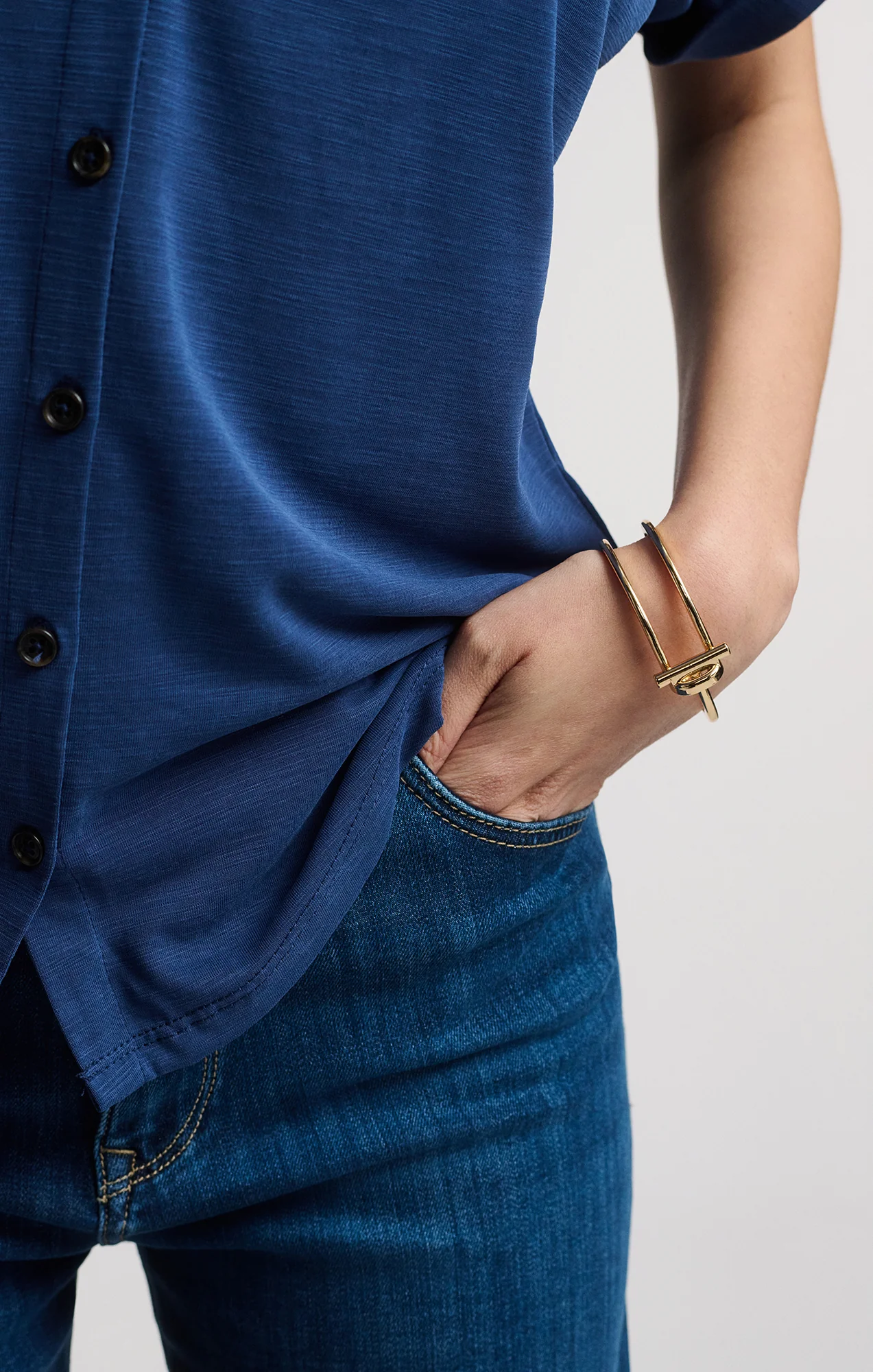 LUXE TOUCH TENCEL™ BUTTON-UP T-SHIRT IN MEDIEVAL BLUE - Image 4