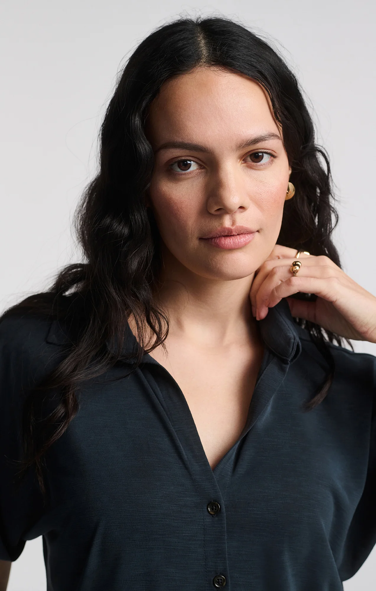 LUXE TOUCH TENCEL™ BUTTON-UP T-SHIRT IN BLACK - Image 4