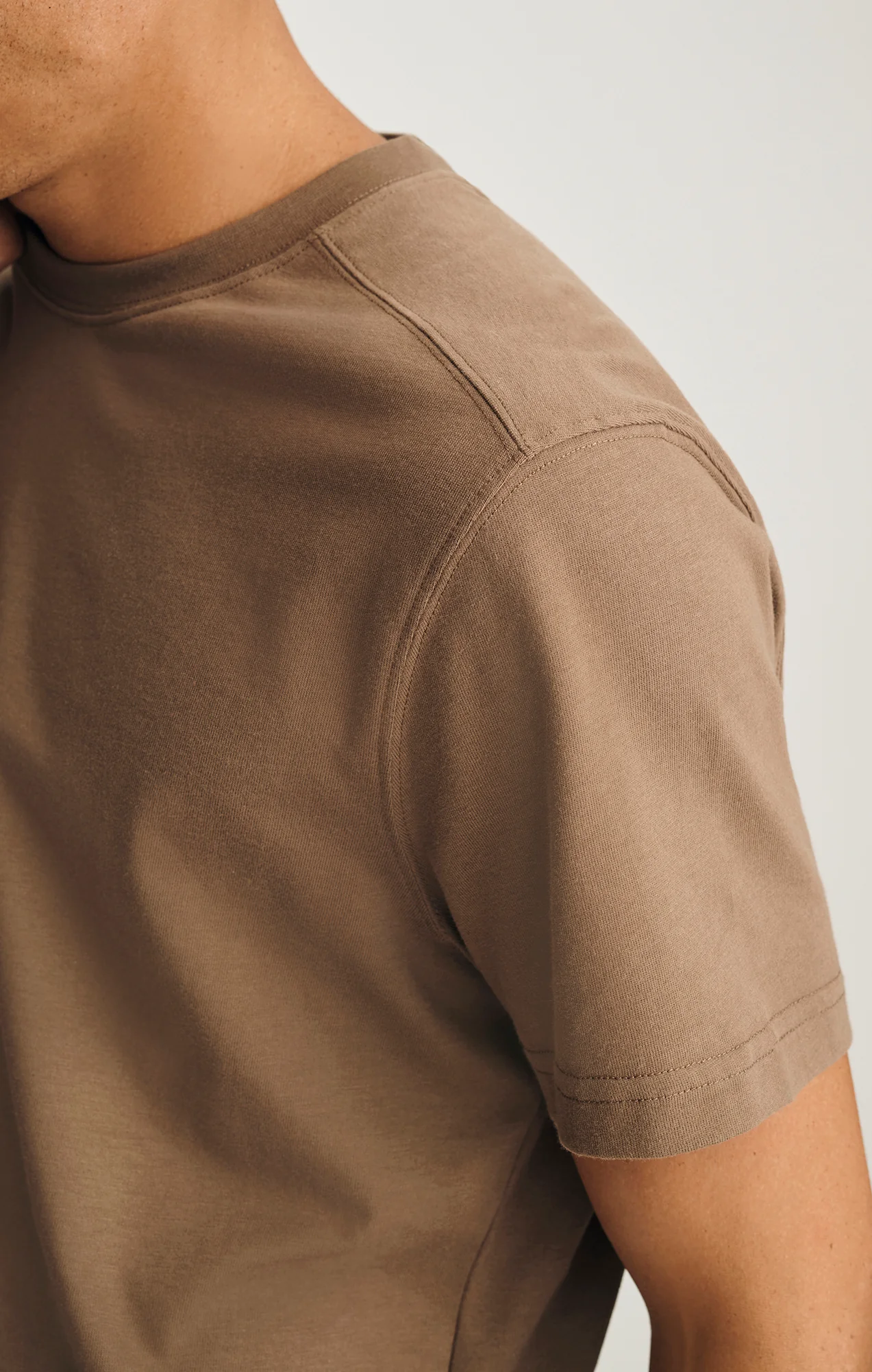 BASIC SHORT SLEEVE T-SHIRT IN SHITAKE - Image 3