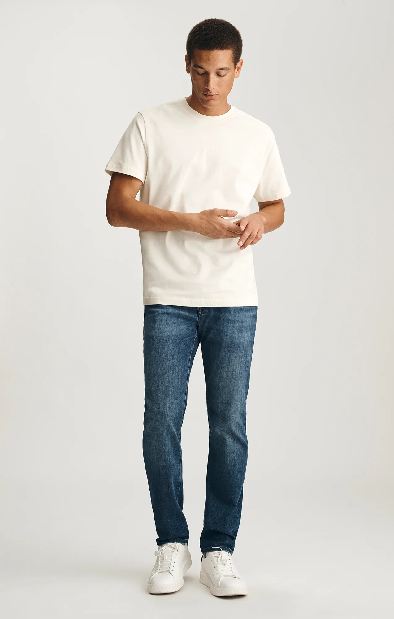 BASIC SHORT SLEEVE T-SHIRT IN TURTLE DOVE - Image 4