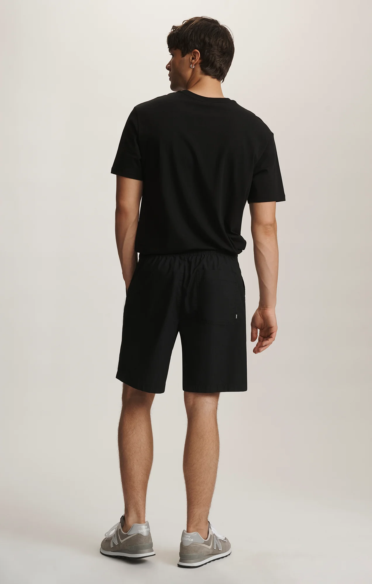SPORTY DRAWSTRING SHORTS IN BLACK - Image 2