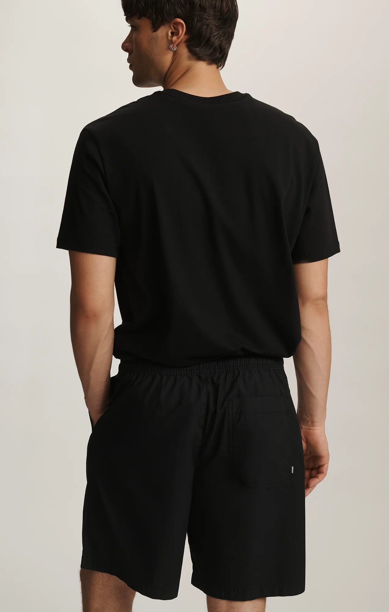 SPORTY DRAWSTRING SHORTS IN BLACK - Image 3