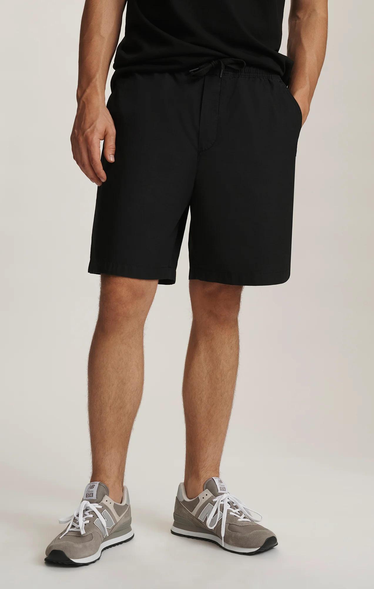 SPORTY DRAWSTRING SHORTS IN BLACK - Image 4