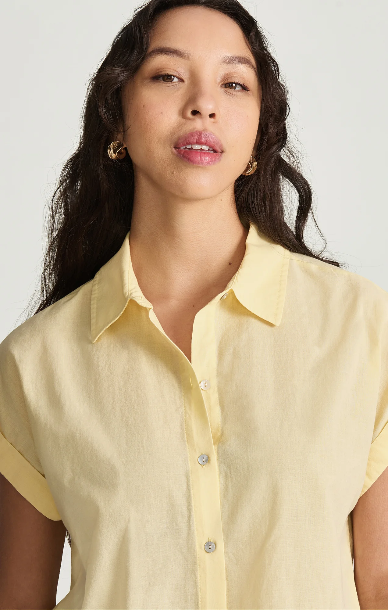 SLEEVELESS BUTTON-UP SHIRT IN SUNLIGHT - Image 4