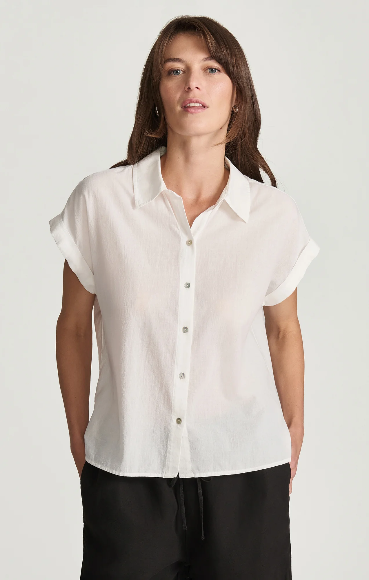 SLEEVELESS BUTTON-UP SHIRT IN WHITE
