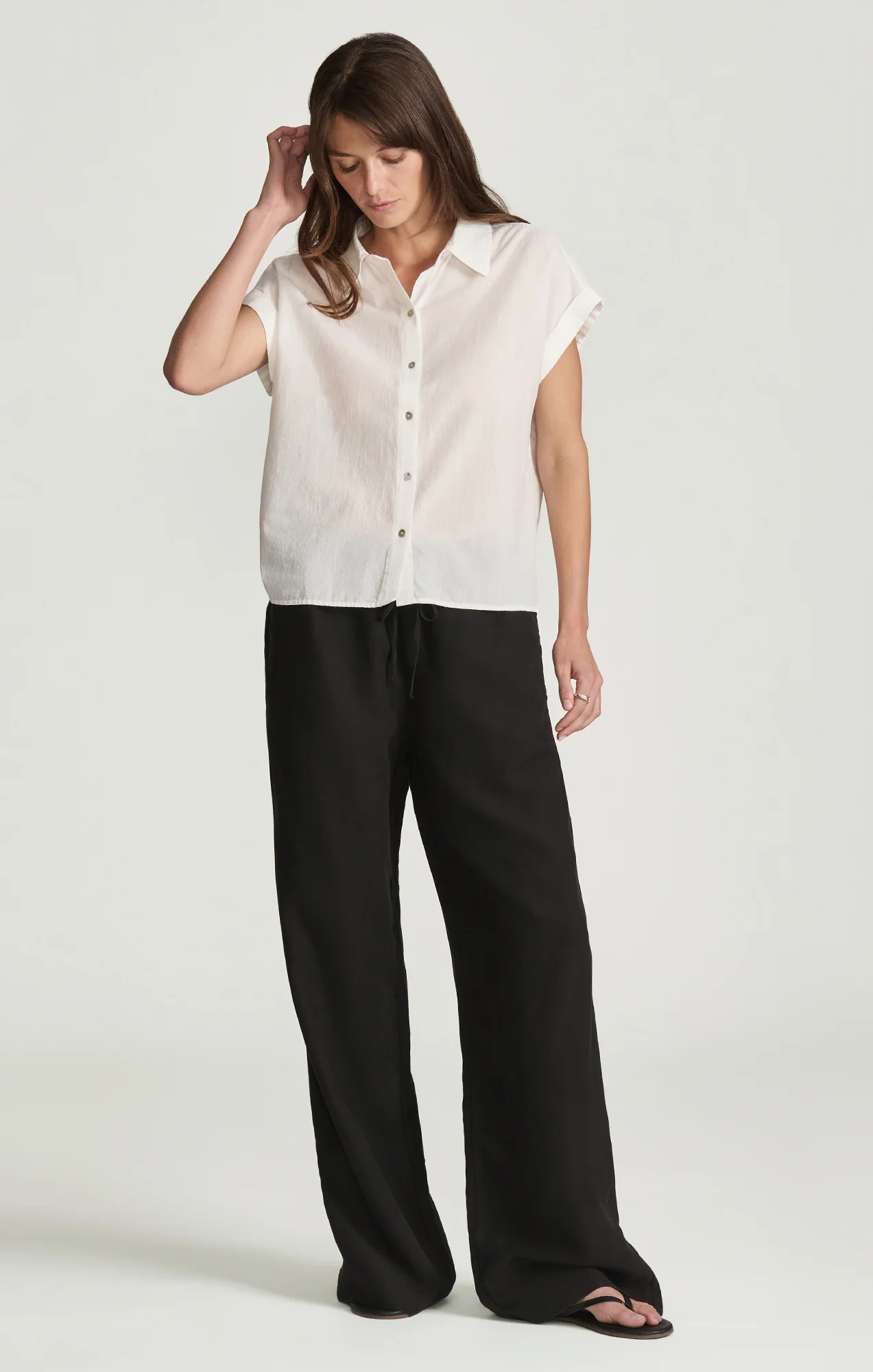 SLEEVELESS BUTTON-UP SHIRT IN WHITE - Image 2