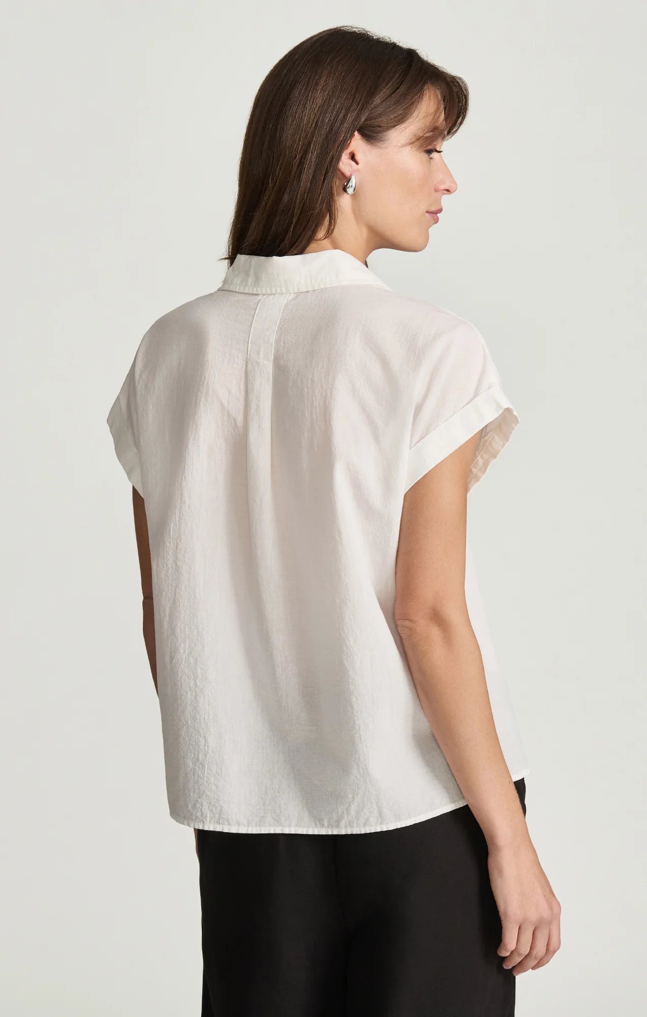 SLEEVELESS BUTTON-UP SHIRT IN WHITE - Image 4