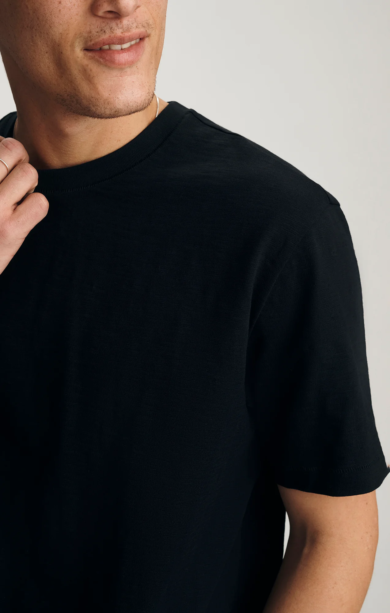 SLUB CREW NECK T-SHIRT IN BLACK - Image 3