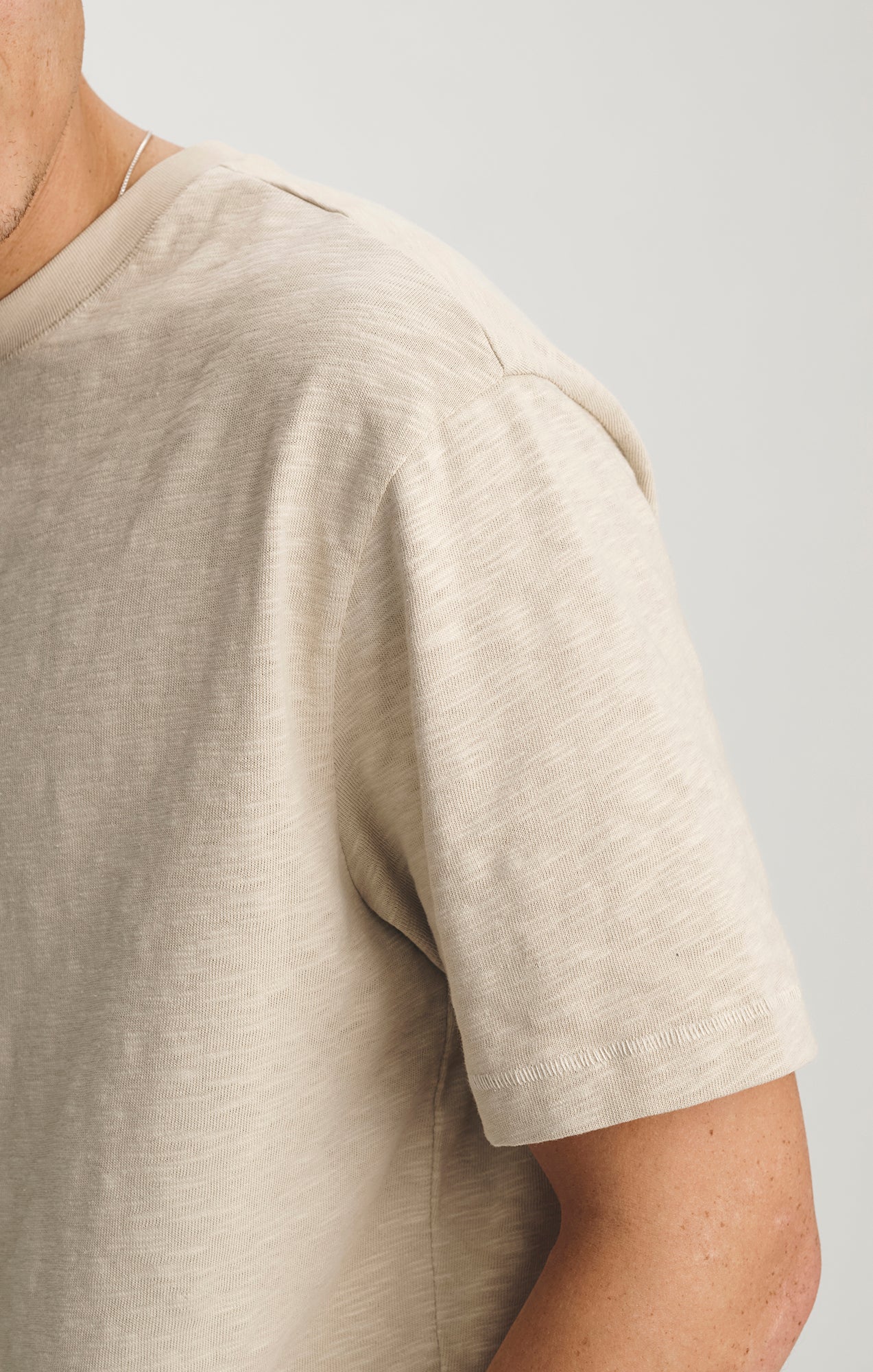 SLUB CREW NECK T-SHIRT IN FEATHER GRAY - Image 3