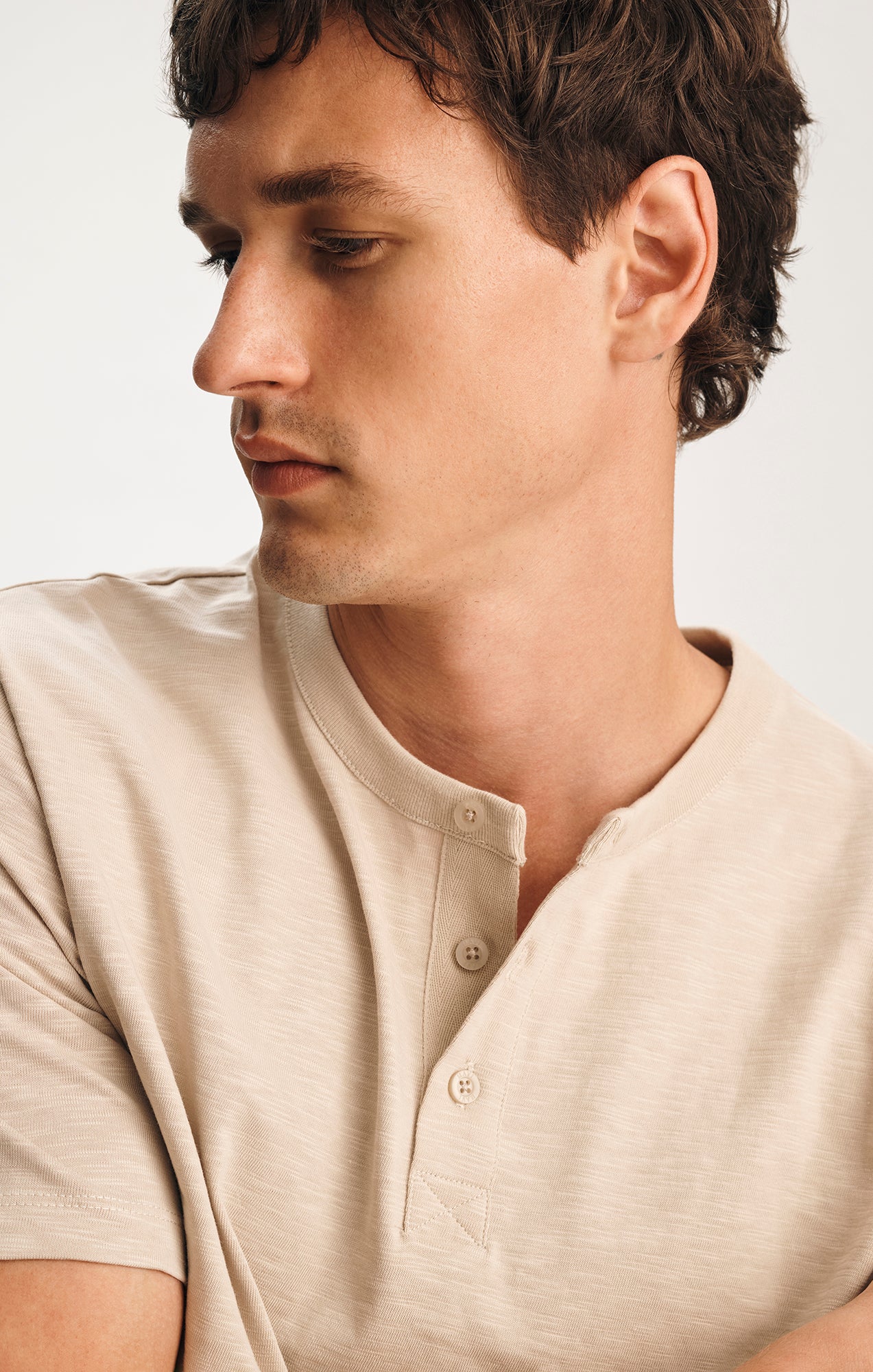 SLUB HENLEY T-SHIRT IN FEATHER GREY - Image 3