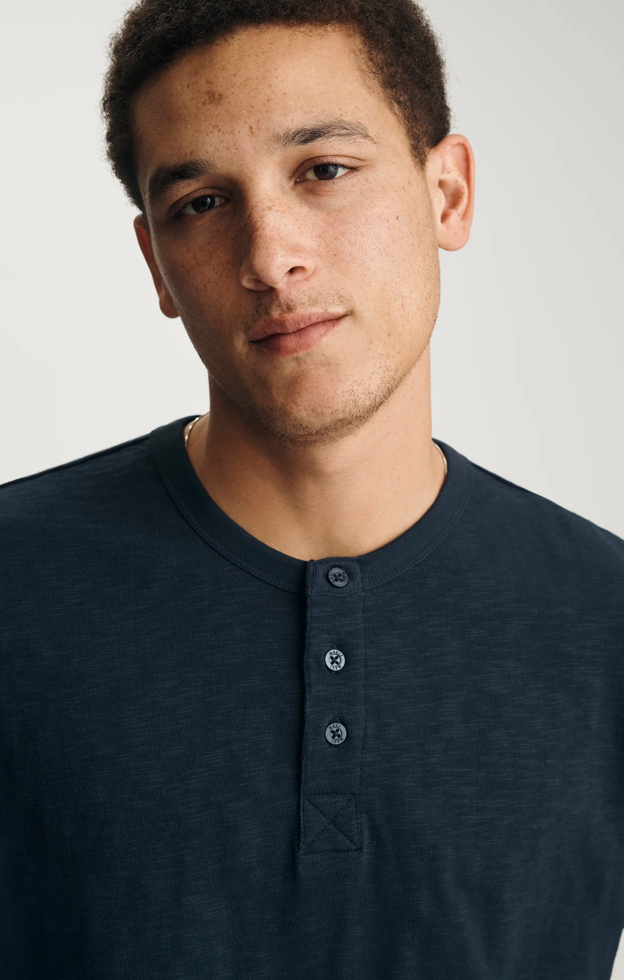 SLUB HENLEY T-SHIRT IN NAVY - Image 3