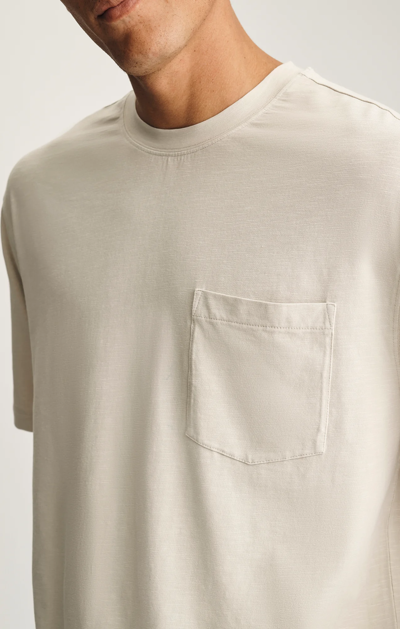 SLUB POCKET T-SHIRT IN PELICAN - Image 4