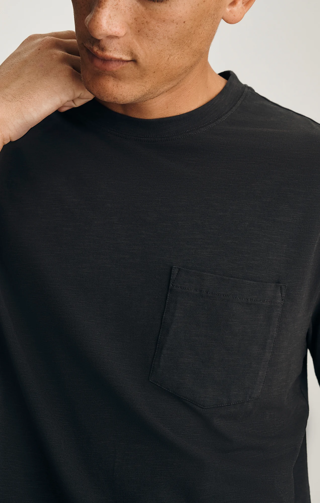 SLUB POCKET T-SHIRT IN PIRATE BLACK - Image 2