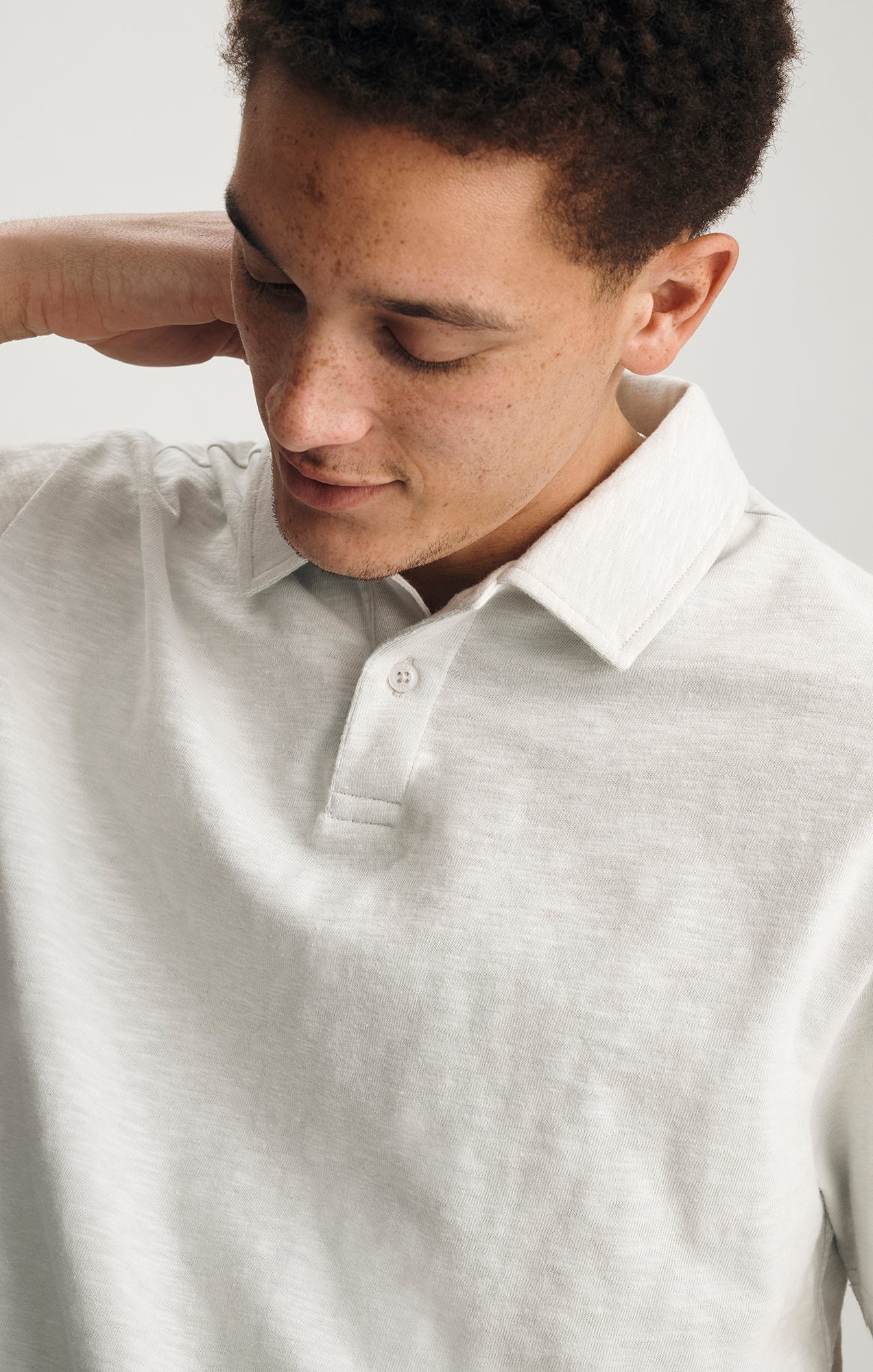 SLUB POLO T-SHIRT IN LUNAR ROCK - Image 3
