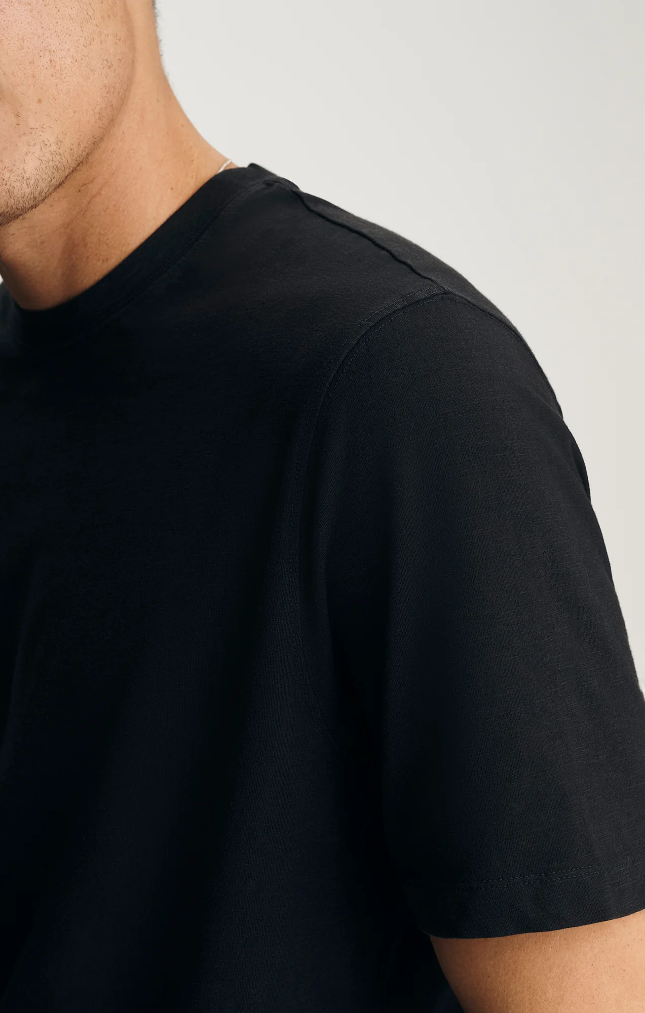SOFT SLUB CREW NECK T-SHIRT IN BLACK - Image 4