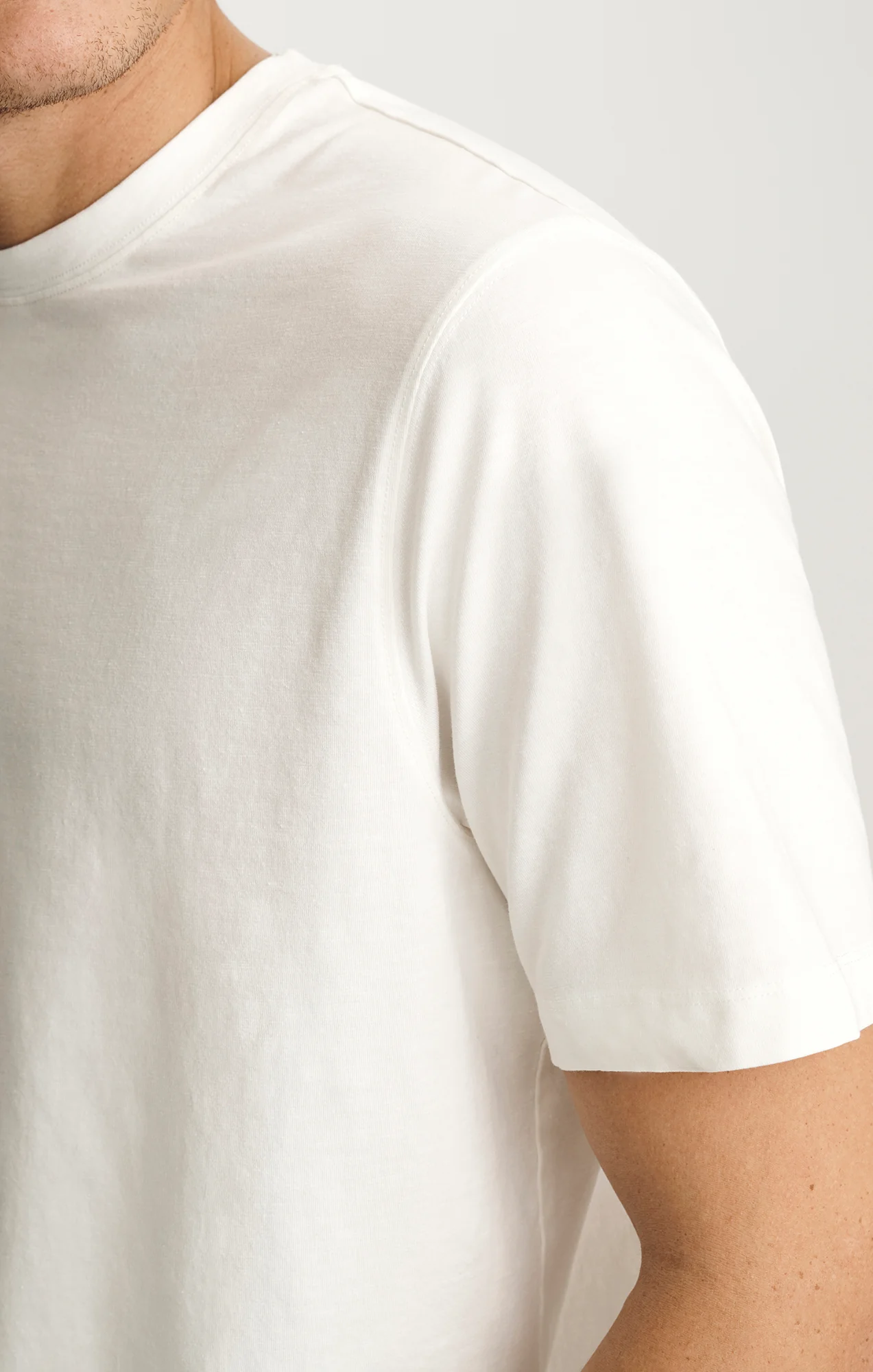 SOFT SLUB CREW NECK T-SHIRT IN WHITE - Image 4