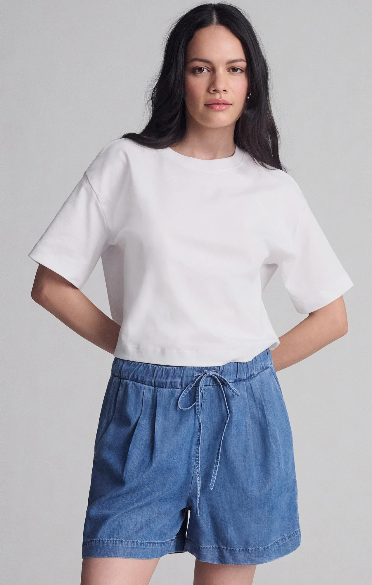 SPORTY LUXE CREW NECK T-SHIRT IN WHITE